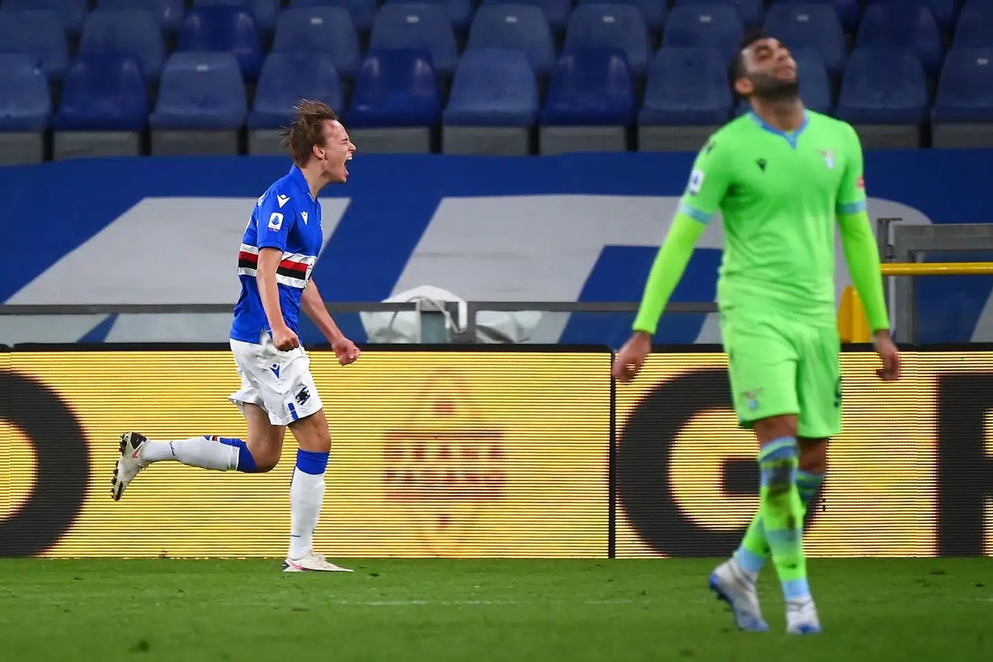 Mikkel Damsgaard fejrer her en scoring mod Lazio.