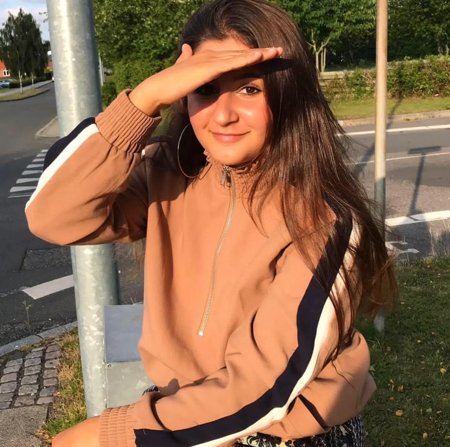 Sarah er født og opvokset i Østjylland, hvor hun som 16-årig blev bortført til irakisk Kurdistan af sine forældre. Planen var, at hun ikke skulle tilbage til Danmark igen.