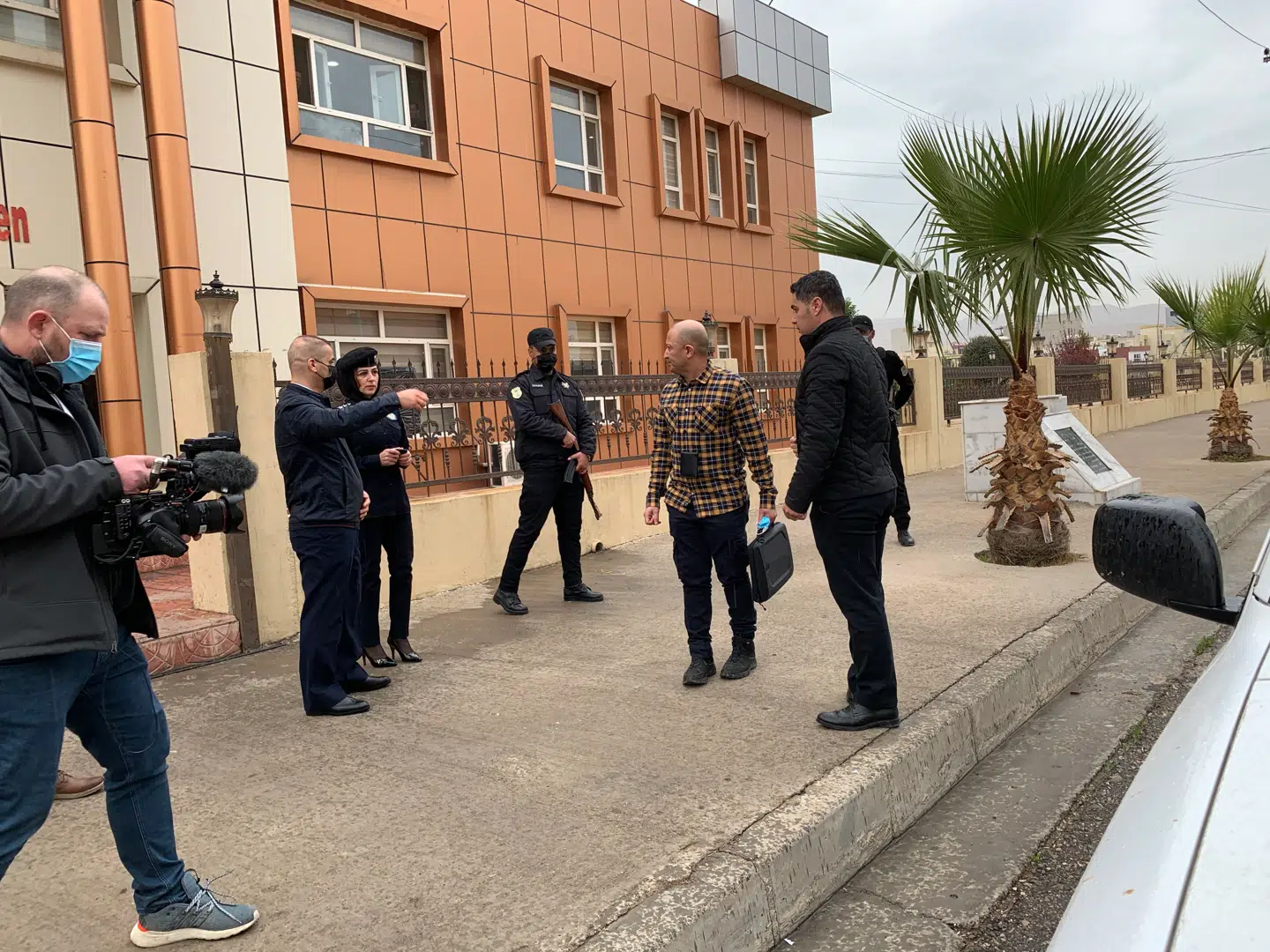 Politiet i irakisk Kurdistan gør sammen med Nader fra organisationen Ny Identitet klar til at fjerne Sarah fra sin familie og bringe hende i sikkerhed. TV 2 var med for at dokumentere redningsaktionen til en dokumentar.