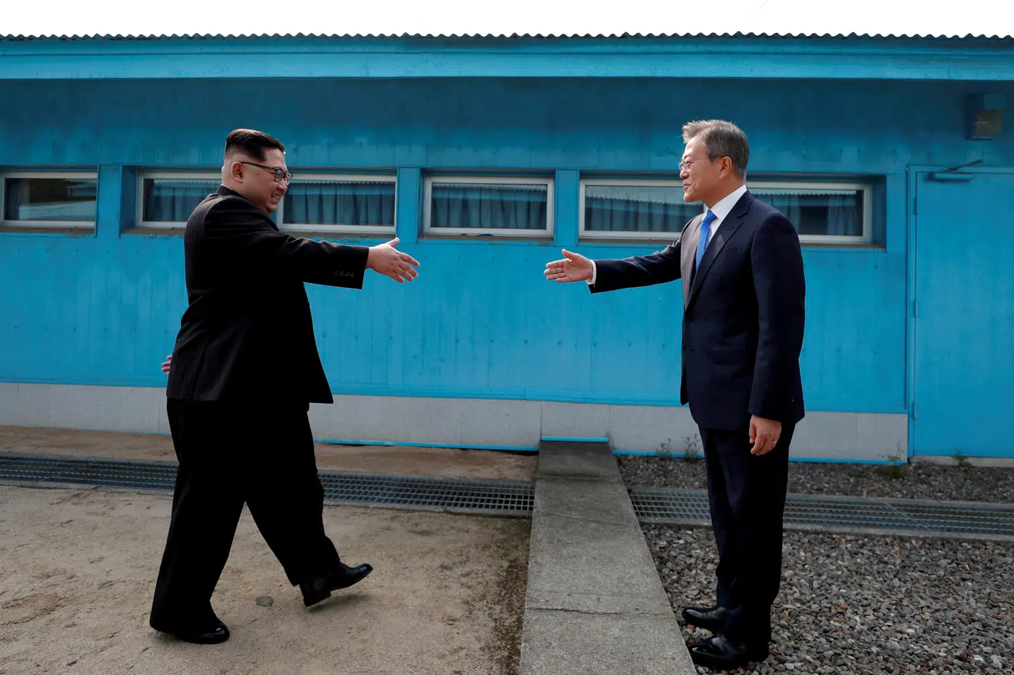 Sydkoreas præsident, Moon Jae-in, og Nordkoreas leder, Kim Jong-un, gav i 2018 hinanden hånden under et historisk møde ved den demilitariserede zone mellem de to nationer, men siden er samtalerne mellem dem gået i stå. (Arkivfoto) Pool New/Reuters
