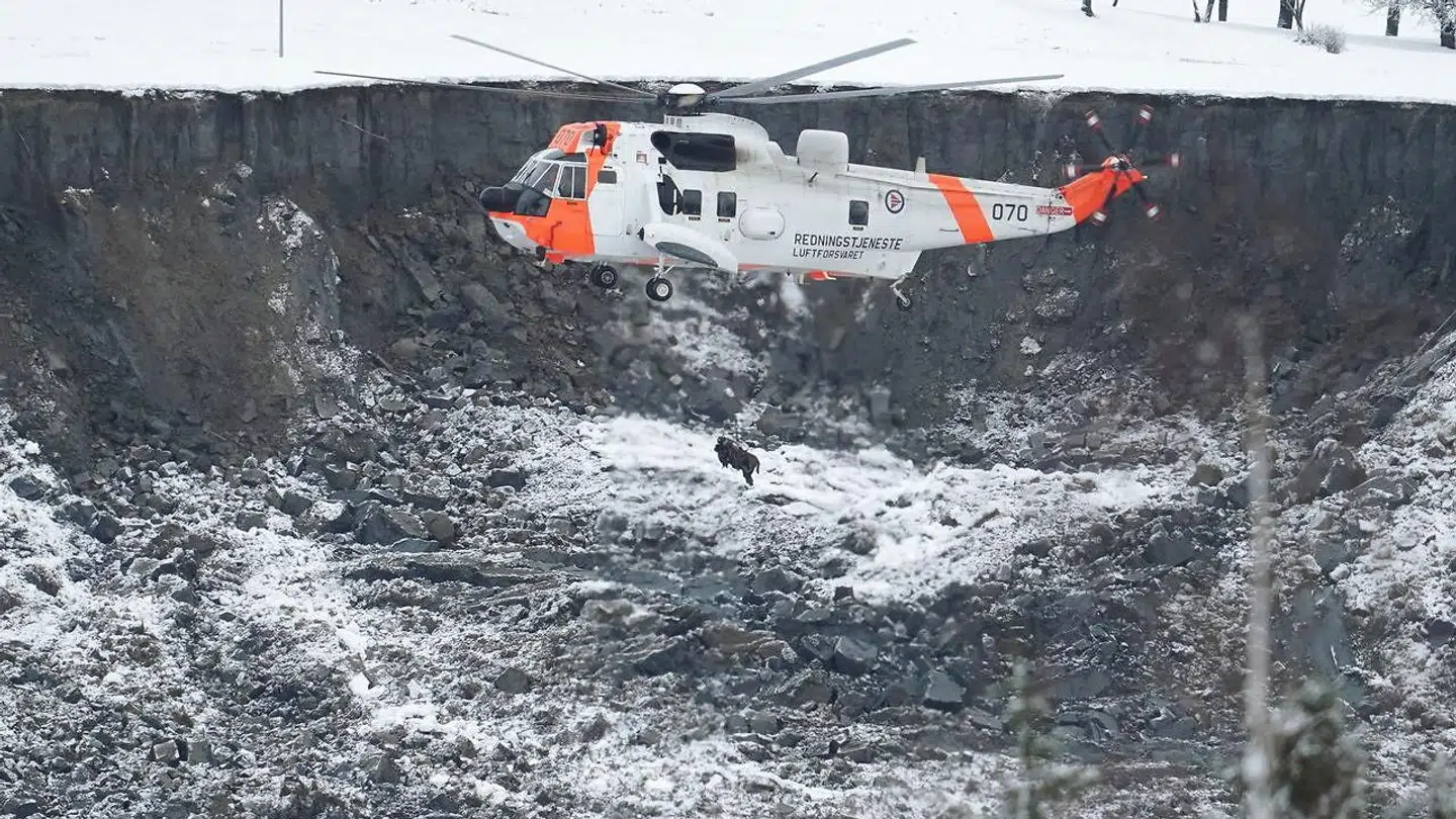 Politiet kunne ved hjælp af et varmesøgende kamera lokalisere skredofre, som redningshelikopteren herefter kunne flyve ned for at hente.