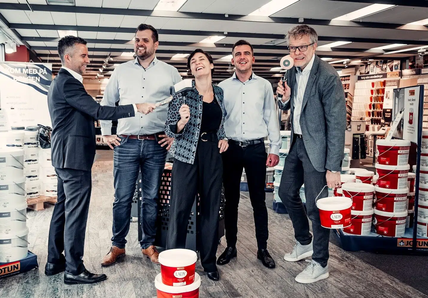 De to iværksættere med de tre investorer, Jacob Risgaard, Mia Wagner og Jan Lehrmann.