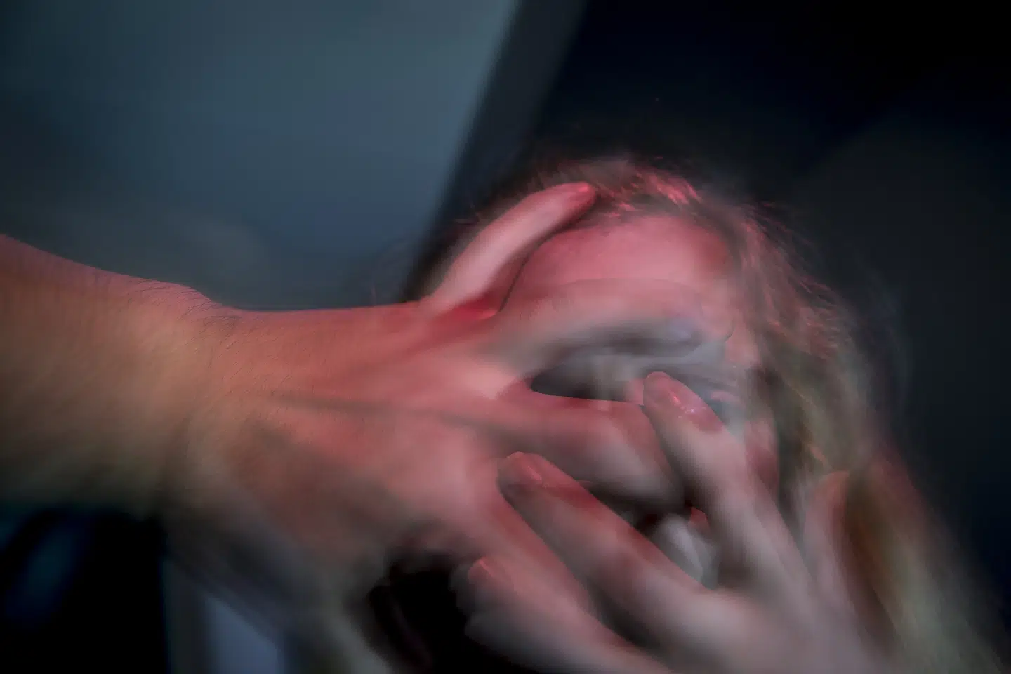 De to tiltalte kravlede ifølge anklageskriftet ind til en 14-årig pige i Rødovre gennem et vindue, voldtog hende og sendte bagefter en videooptagelse af forbrydelsen via det sociale medie Snapchat. Modelfoto.