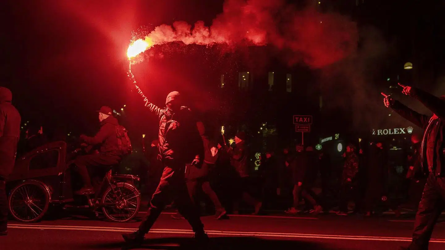 Stor demonstration i København arrangeret af 'Men in Black'.