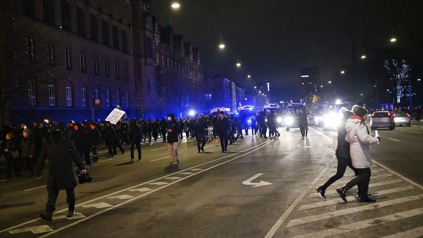 En gruppe, der kalder sig 'Men in Black', demonstrerer på Rådhuspladsen og videre ud i gaderne i København.
