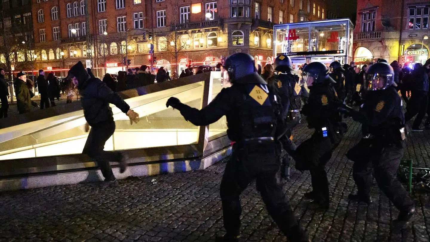 18 blev anholdt, og flere betjente kom til skade.