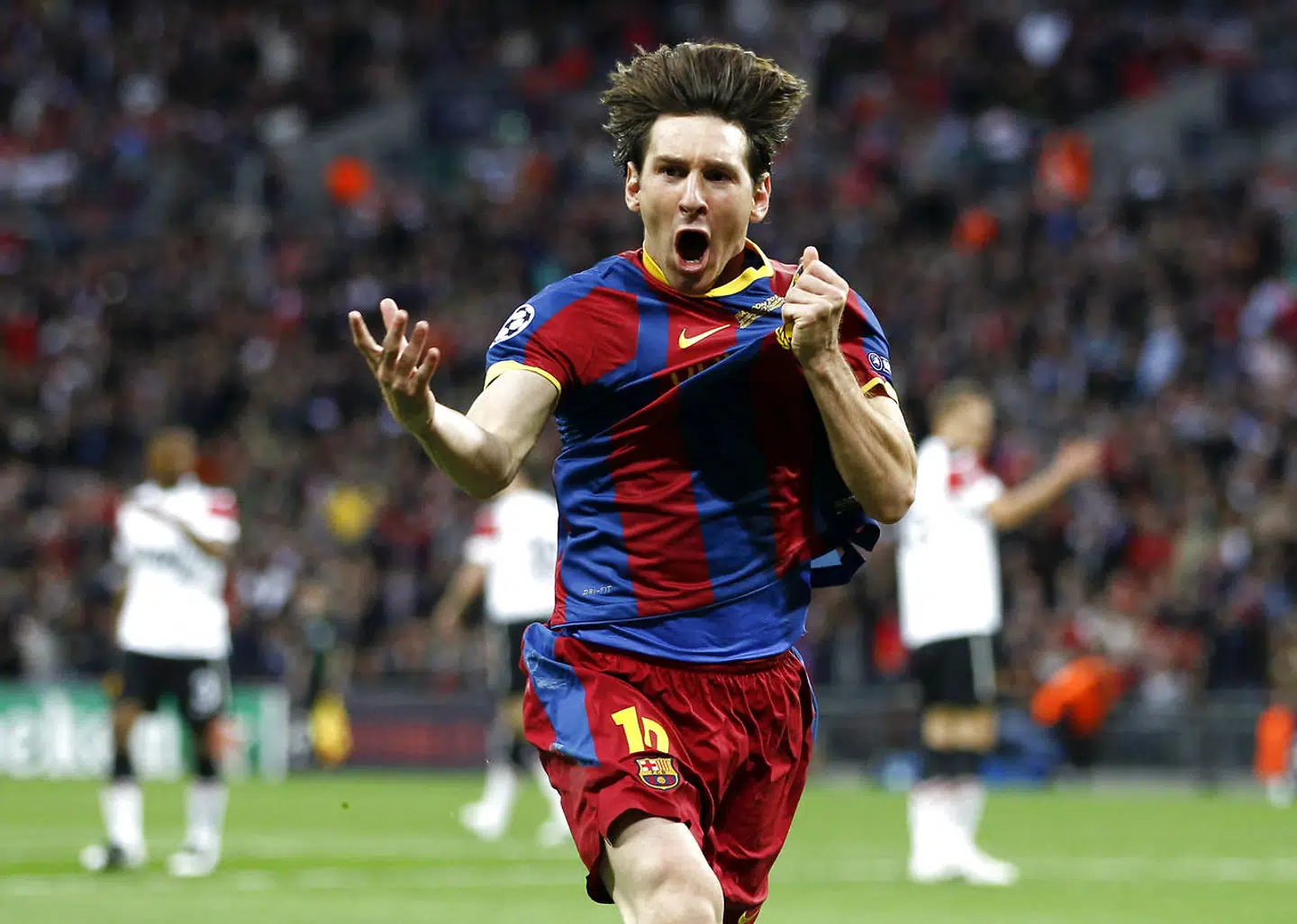 Lionel Messi griber om Barcelona-logoet efter en scoring i Champions League-finalen 2011. Argentineren og storklubbens forhold bliver mere og mere symbiotisk.