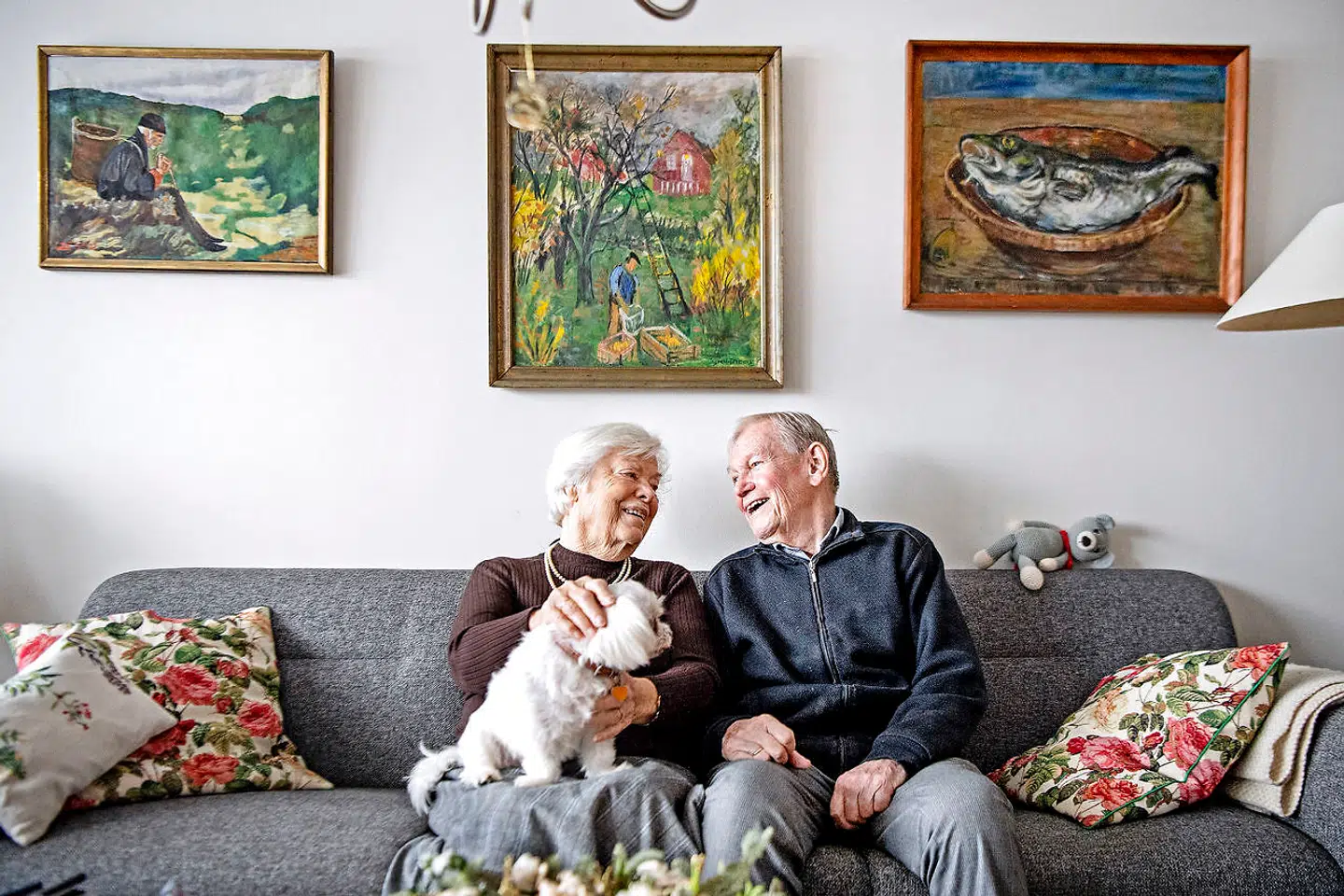 Jørn Hjorting i stuen i Nærum med sin elskede kone Erna, som han har været gift med siden 1963.