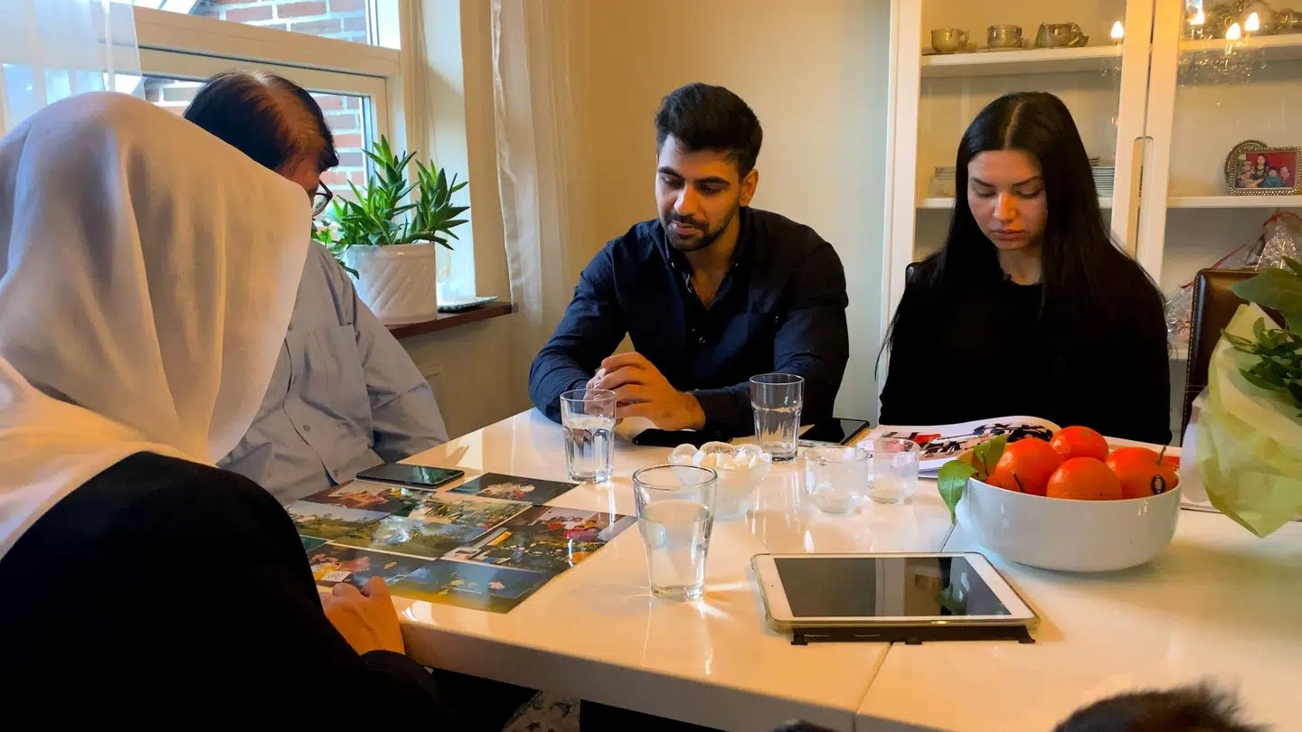 Familien er samlet i det lille hus i Tilst for at mindes deres søn og bror.