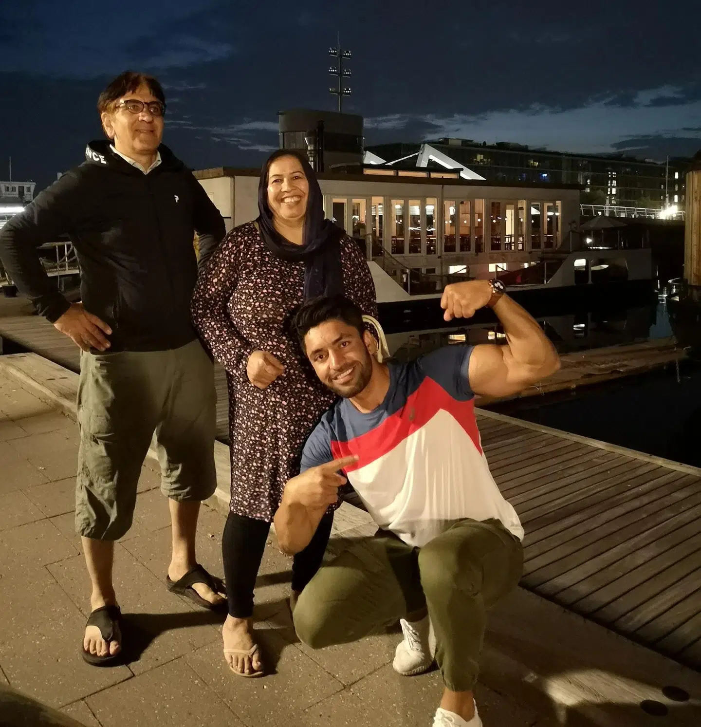 Yamma Ahamadza sammen med sine stolte forældre. Vedkommende, der dræbte Yamma, slog ikke kun ham ihjel – vedkommende slog en hel familie ihjel, siger Yammas mor.