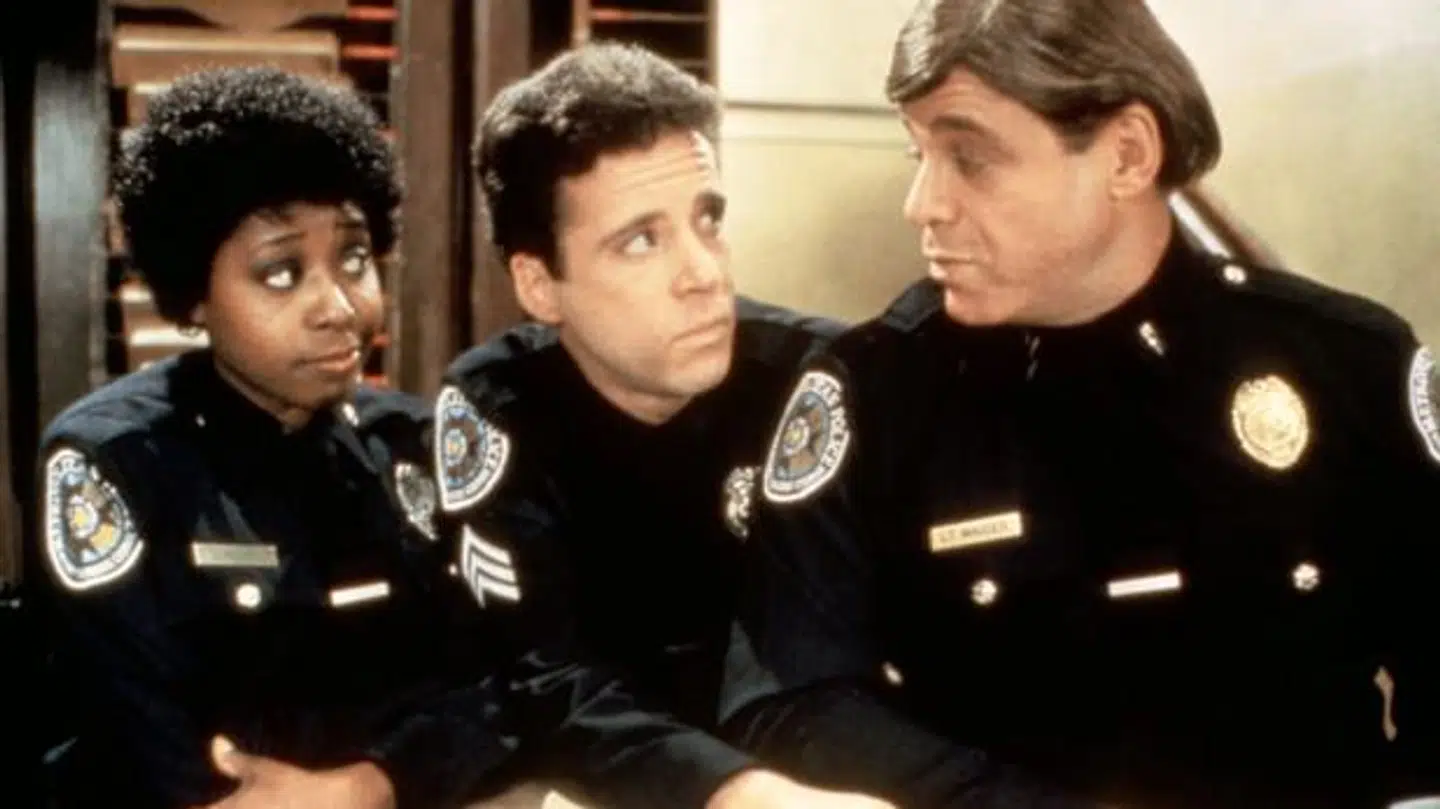 Marion Ramsey ses her med Lance Kinsey og Art Metrano i filmen 'Police Academy 2' fra 1985.