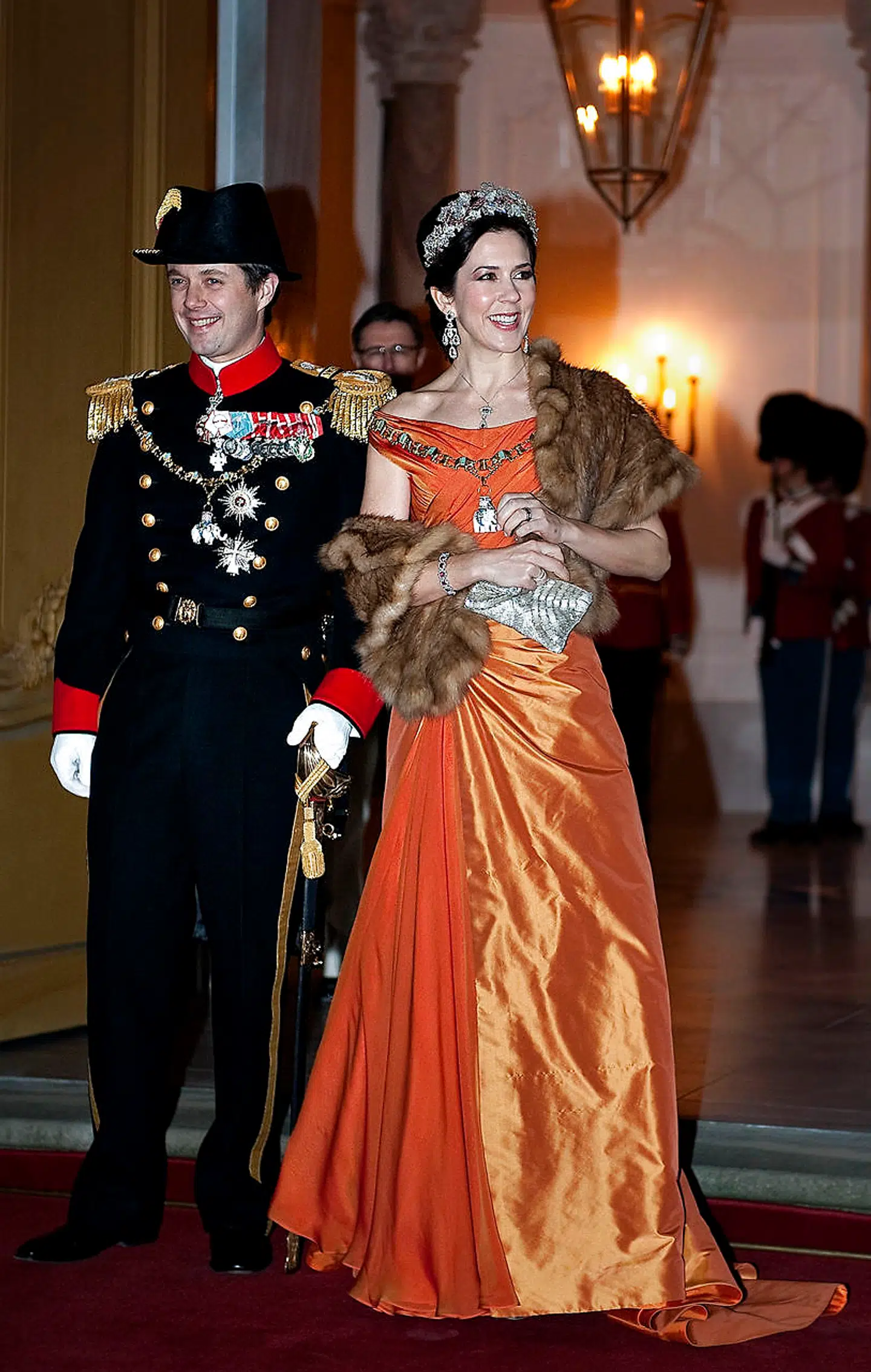 Denne orange kjole var den første, som Jesper Høvring lavede til Kronprinsessen. Den skulle blandt andet passe til Kronprinsessen 'rubinsæt', som tidligere blev båret af dronning Ingrid.