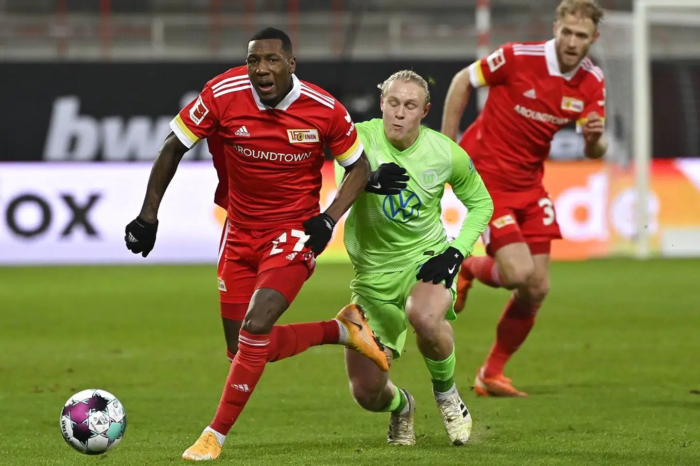 Sheraldo Becker (tv.) havde en blandet kamp mod Wolfsburg og Xaver Schlager.