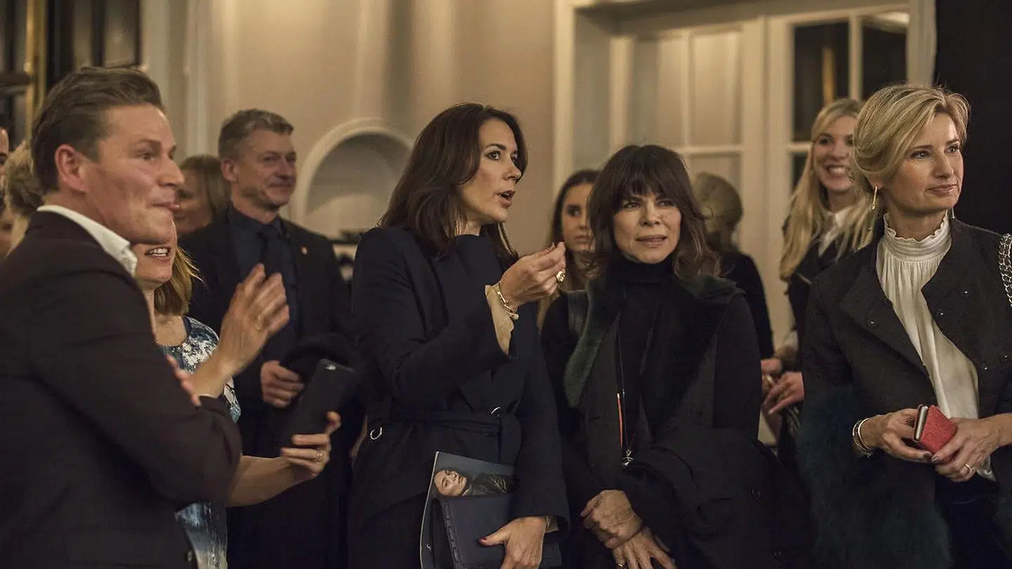Jesper Høvring (tv.) sammen med Kronprinsessen ved et modeshow.