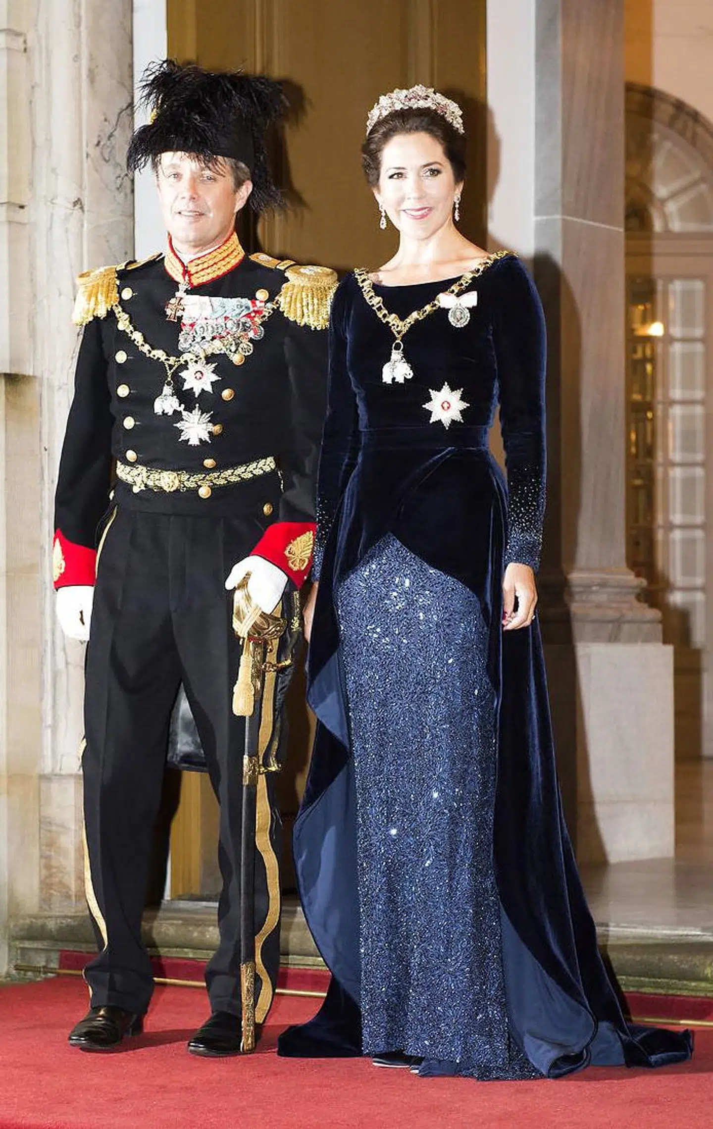 Denne kjole, som Jesper Høvring har lavet, er blevet lavet om flere gange. Den blev oprindeligt lavet til et modeshow, så blev den købt af Kronprinsessen og lavet om til en prisuddeling i Berlin, og efterfølgende har den fået en ny overdel, så den kunne bruges ved en nytårskur, som her i 2016.