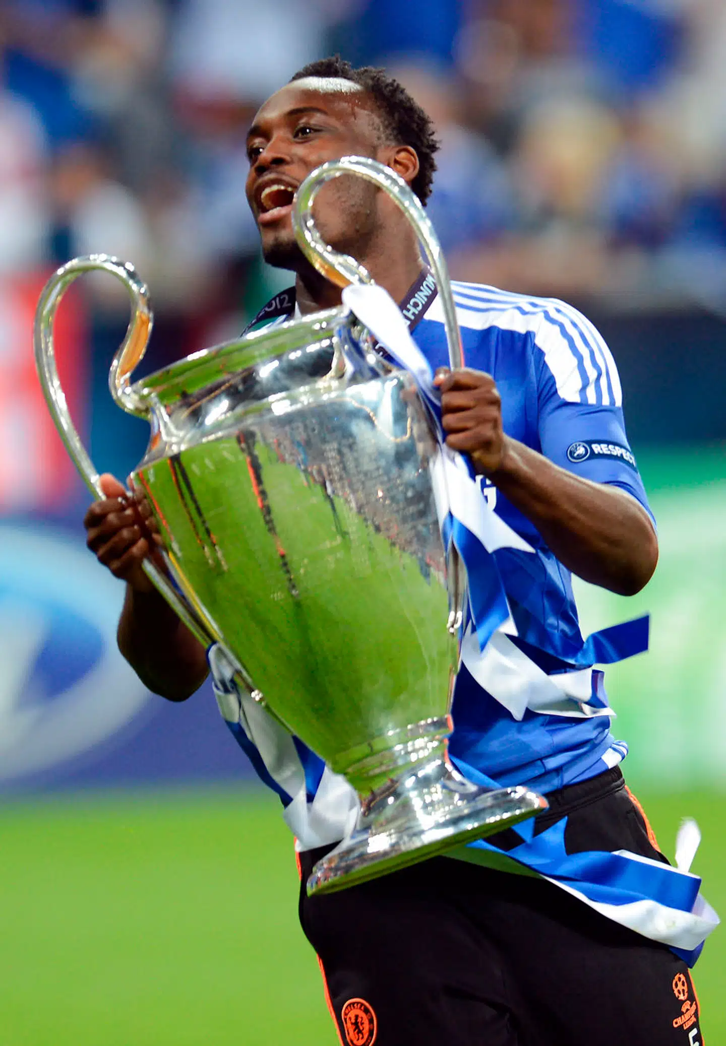 Michael Essien fejrer Champions League-sejren over Bayern München i 2012.