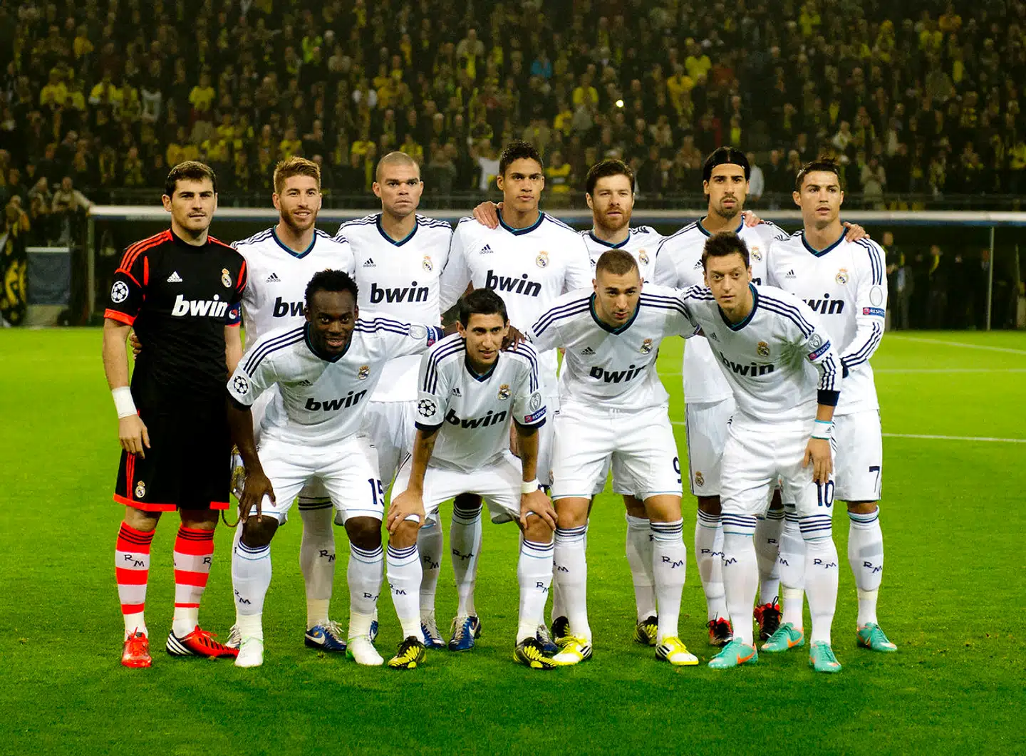 Michael Essien spillede på et stjernespækket Real Madrid-hold. Her står han forrest til venstre inden en kamp mod Borussia Dortmund. Fra venstre til højre bagerst: Iker Casillas, Sergio Ramos, Pepe, Raphaël Varane, Xabi Alonso, Sami Khedira, Cristiano Ronaldo. Fra venstre til højre forrest: Michael Essien, Angel Di Maria, Karim Benzema og Mesut Özil.