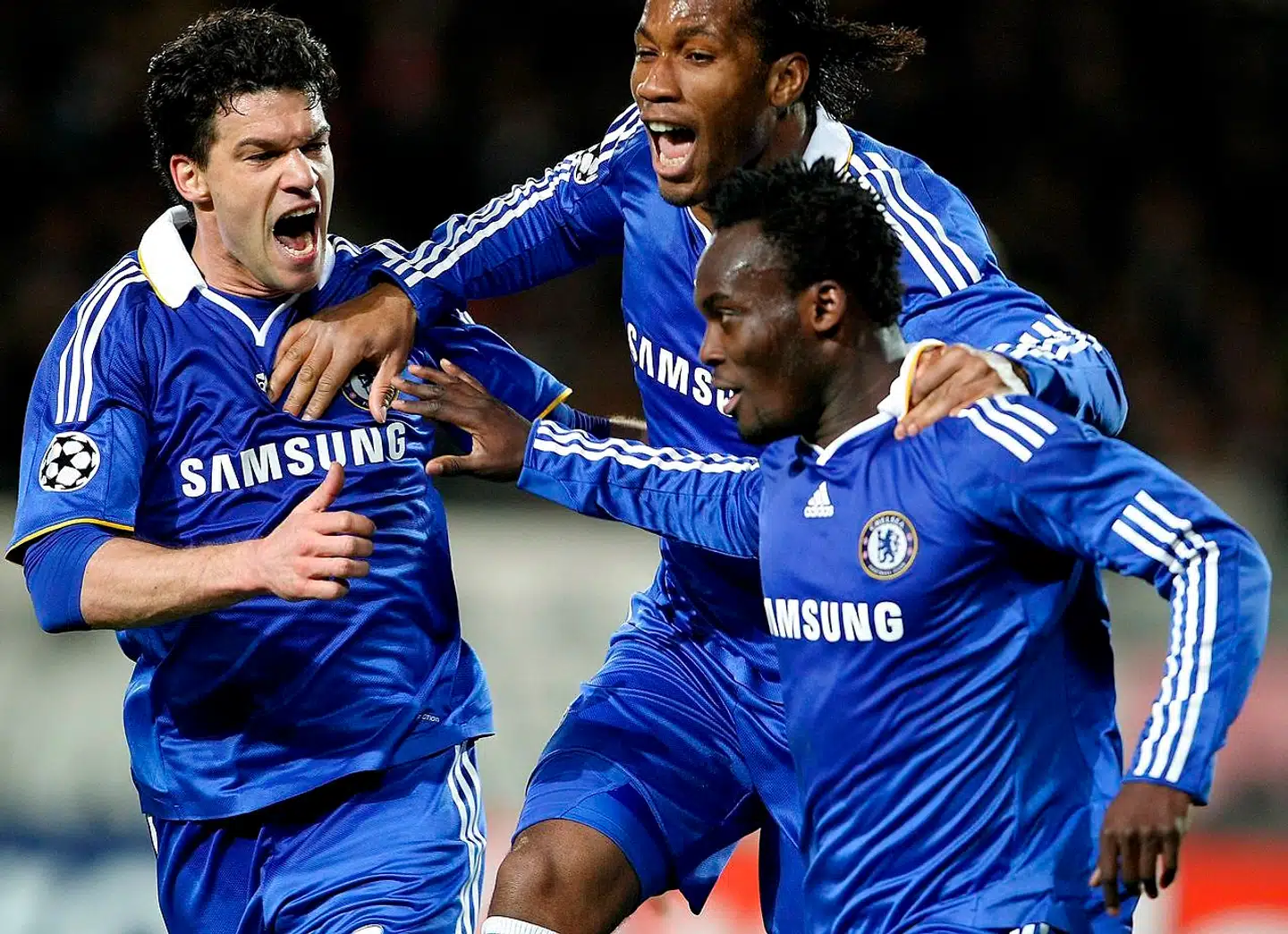Michael Essien fejrer en scoring mod Juventus i Champions League med Michael Ballack og Didier Drogba i 2009.