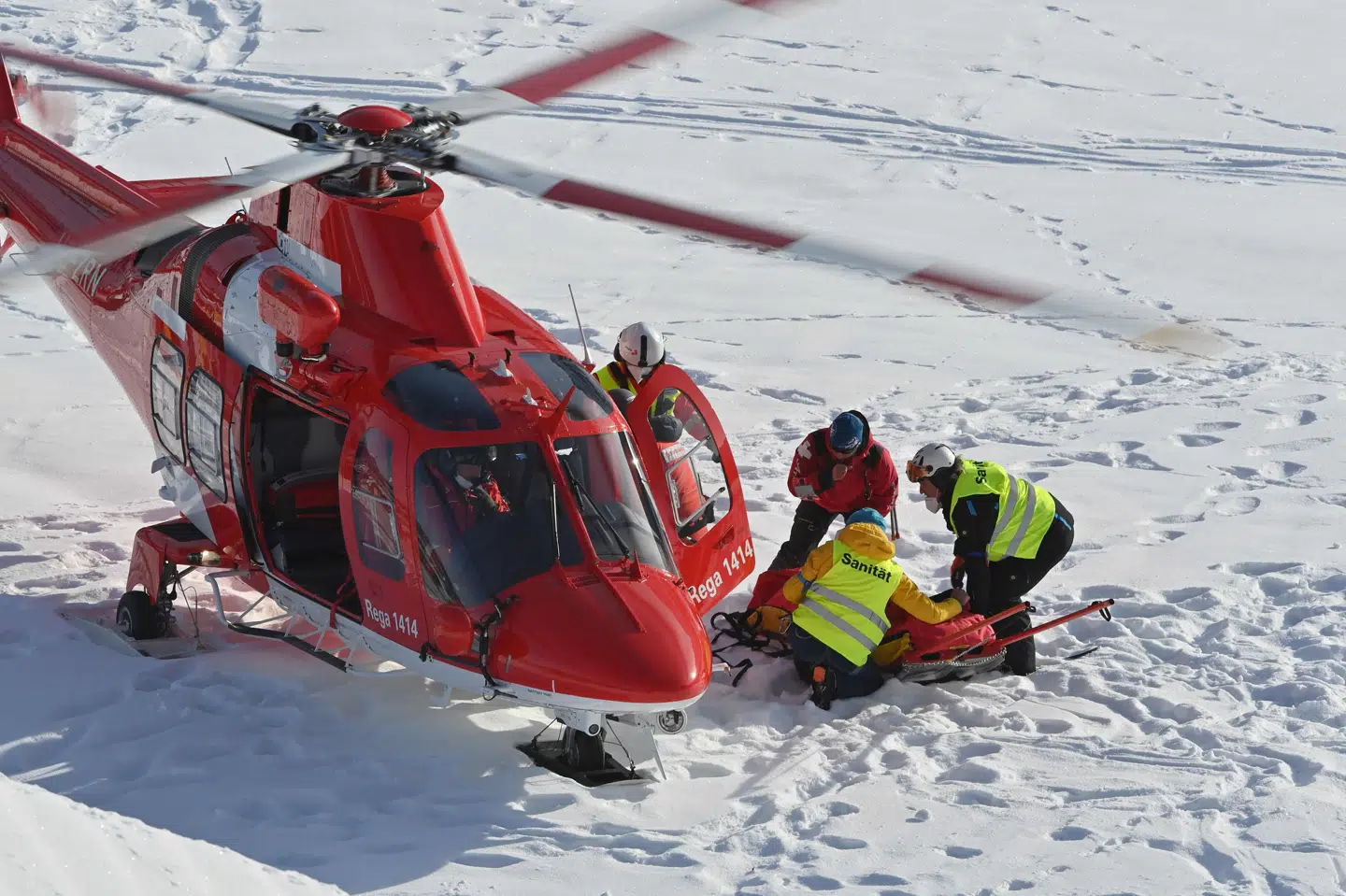 Skiløberen Tommy Ford blev fløjet væk af en helikopter efter sit voldsomme styrt i Adelboden. Fabrice Coffrini/Ritzau Scanpix