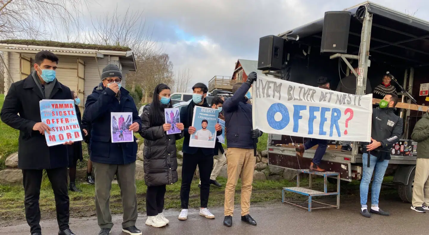 Corona er ikke en hindring for, at psykiatrien skal tage ansvar for det, der er sket, lyder et af budskaberne ved demonstrationen.