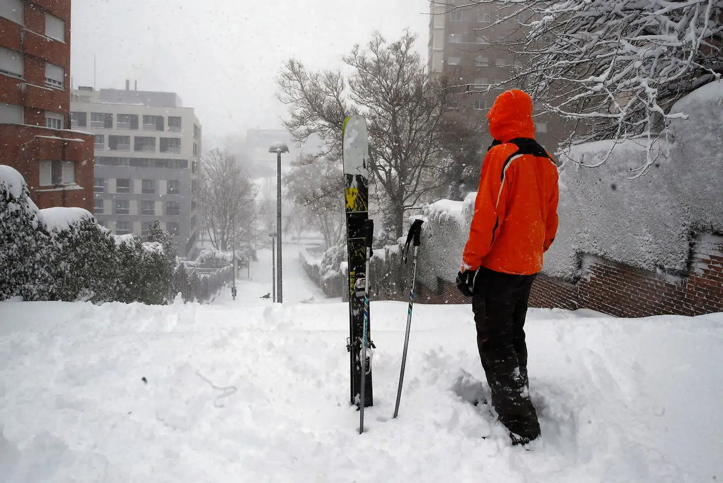En person står på ski i Madrids gader
