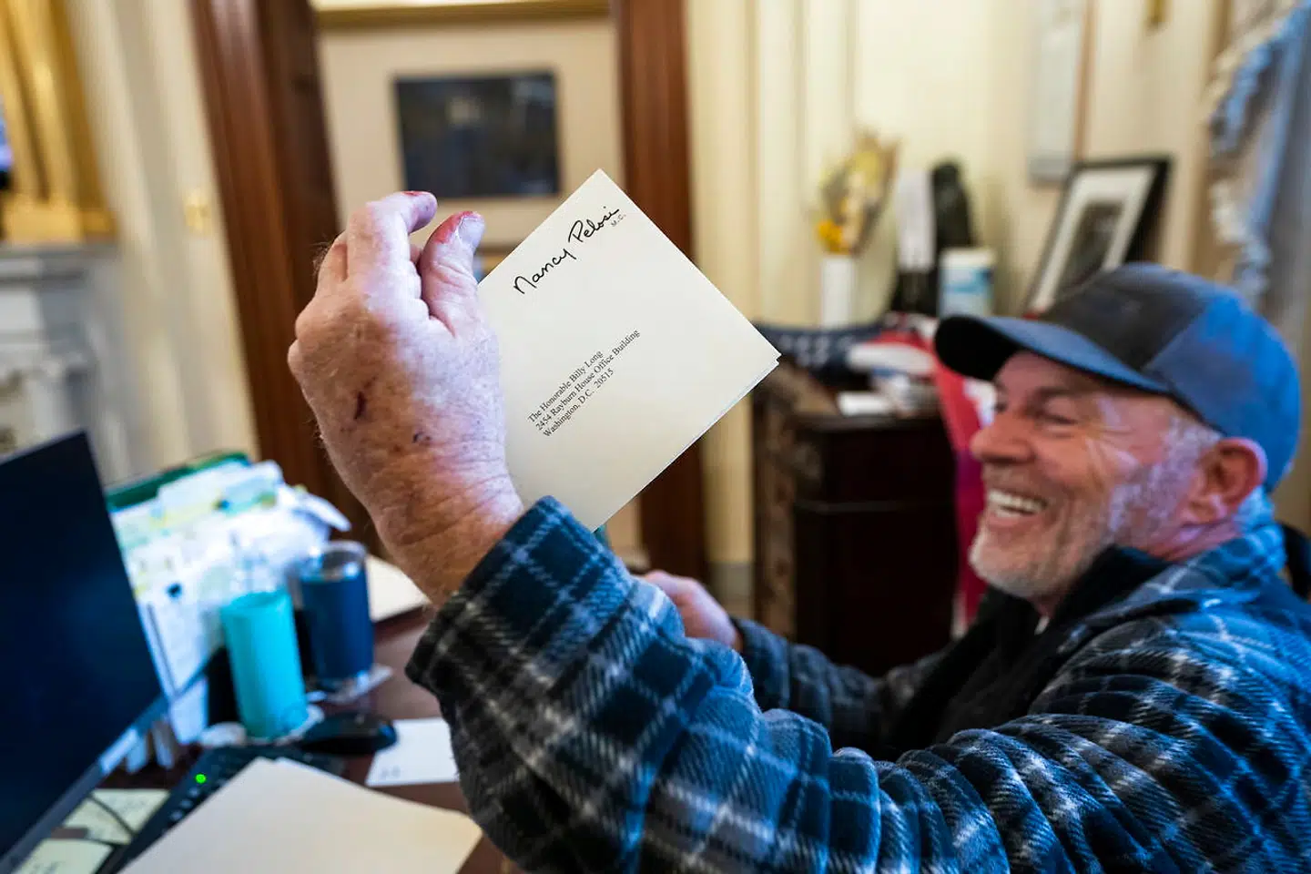 Richard Barnett med det brev, han stjal fra Nancy Pelosis kontor.