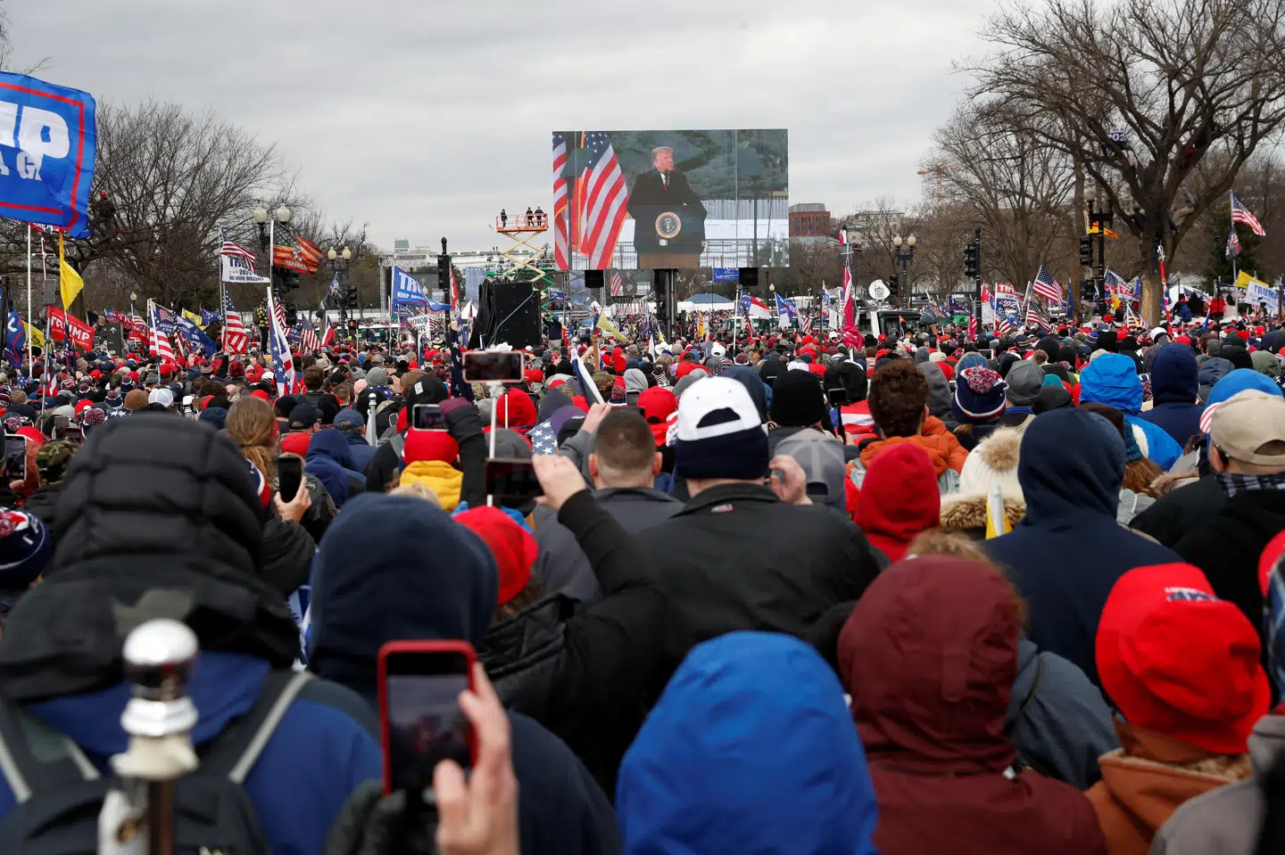Donald Trump opfordrede i en tale onsdag tilhængere til at marchere mod Capitol Hill. Flere af demonstranterne trængte senere på dagen ind i kongresbygningen. Shannon Stapleton/Reuters