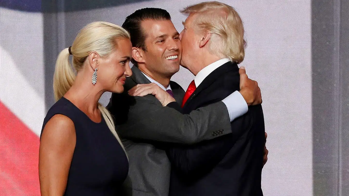 Donald Trump Junior krammer sin far, præsident Donald Trump, mens Juniors hustru, Vanessa, går forbi. Billedet her er fra 2016.