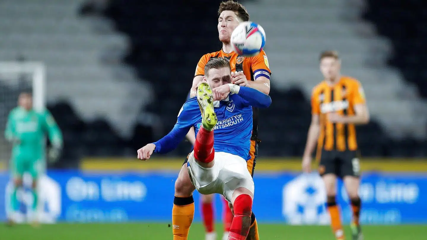 League One-kampe i England har været afviklet, hvor smittede spillere har været på banen.