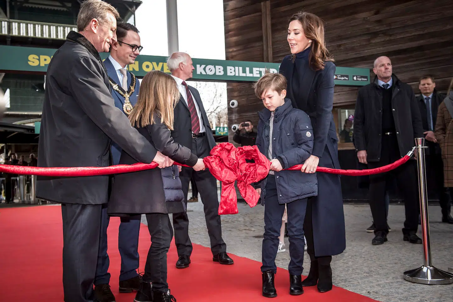 Der følger forpligtelser med at være kongelig.