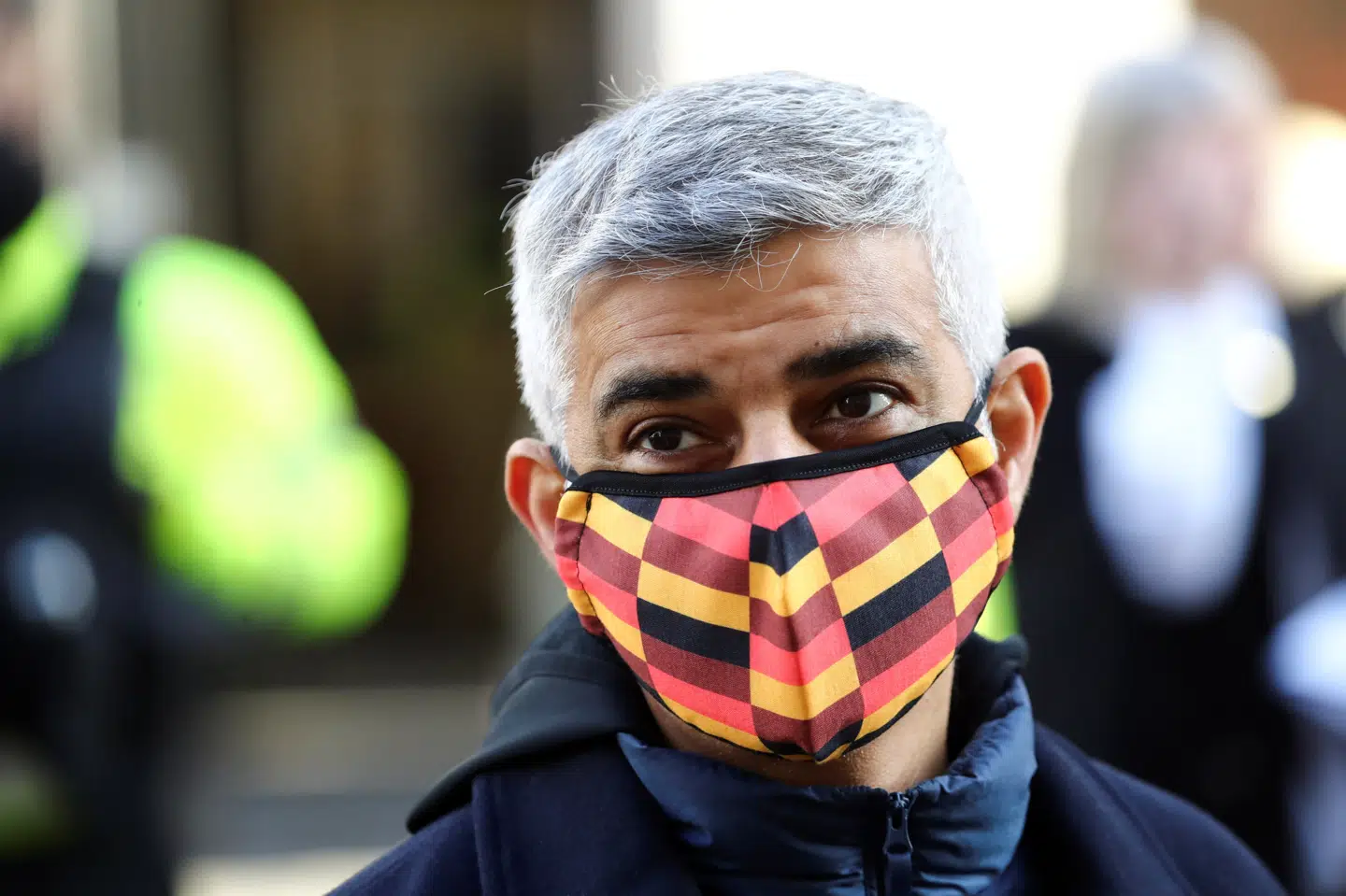 Londons borgmester, Sadiq Khan, siger i en usædvanlig advarsel fredag, at hospitalerne i den britiske hovedstad kan blive overbelastede, hvis folk ikke bliver i deres hjem. Simon Dawson/Reuters