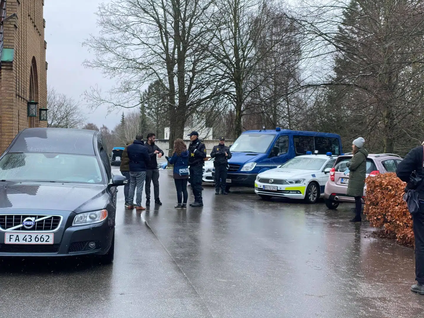 Politiet er tilstede ved Yamma Ahamadzais begravelse.