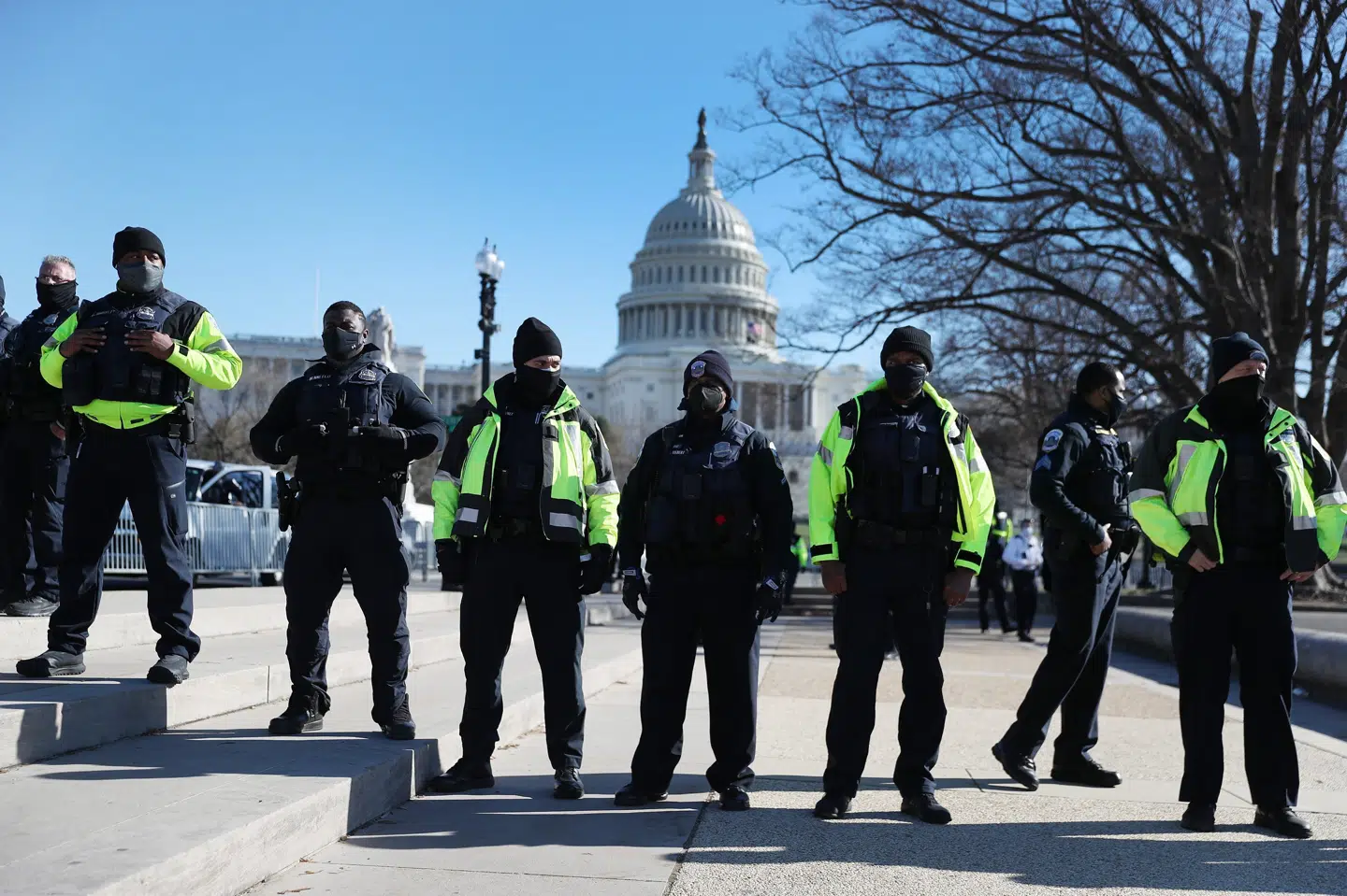 Betjente fra politiet i Washington D.C. står vagt foran kongresbygningen. Joe Raedle/Ritzau Scanpix