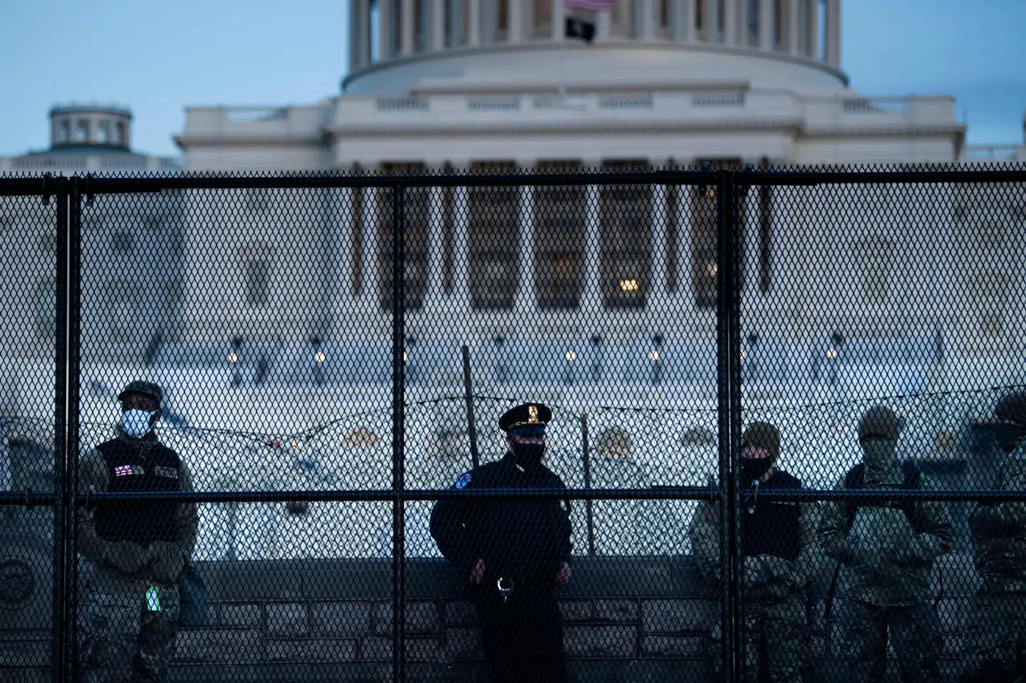 Betjente fra Kongressens politi samt medlemmer af Nationalgarden står vagt ved kongresbygningen. Brendan Smialowski/Ritzau Scanpix
