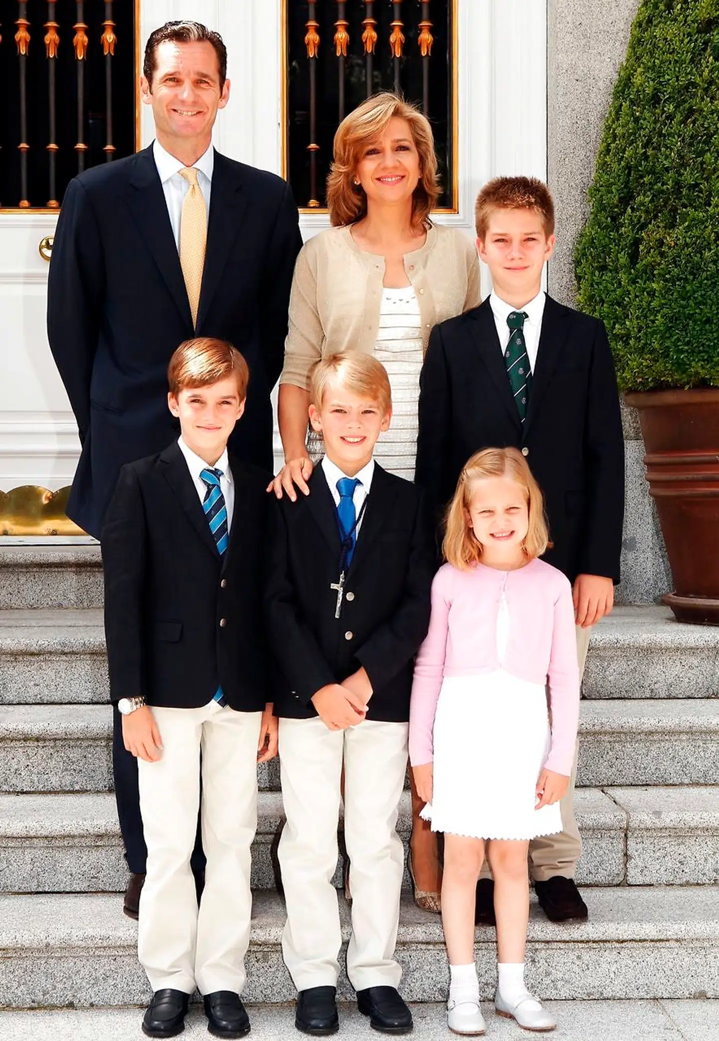 Prinsesse Christina og Inaki Urdangarin med deres fire børn i 2011: Juan Valentin de Todos los Santos (øverst th.), Pablo Nicolas (nederst tv.), Miguel de Todos los Santos (nederst midt) og Irene (nederst th.).