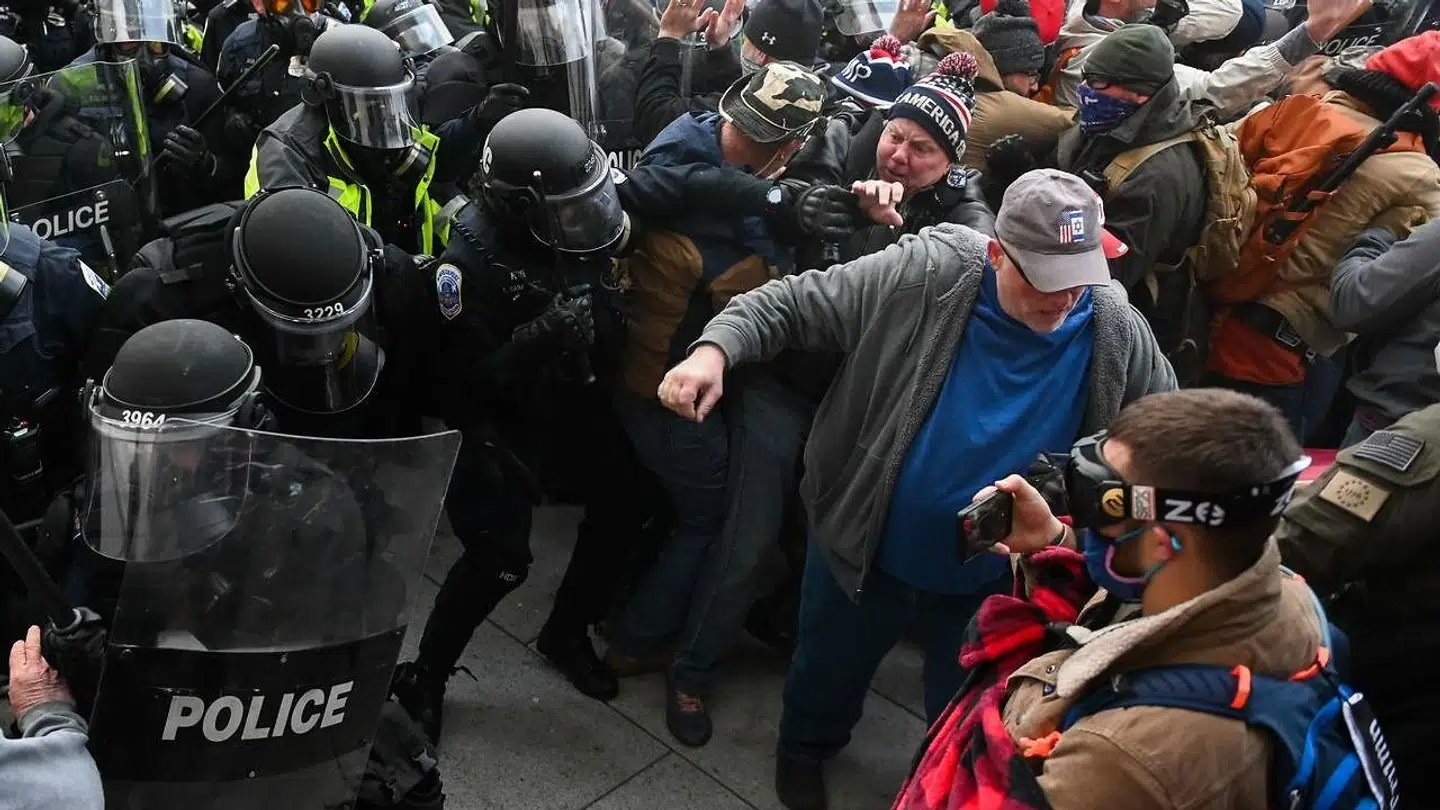 Sådan så det ud, da vrede demonstranter stormede Kongressen.