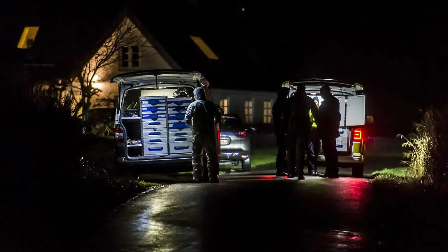 Politi ved bosted i Fårevejle, hvor en 29 årig mand blev dræbt onsdag den 30. december 2020.