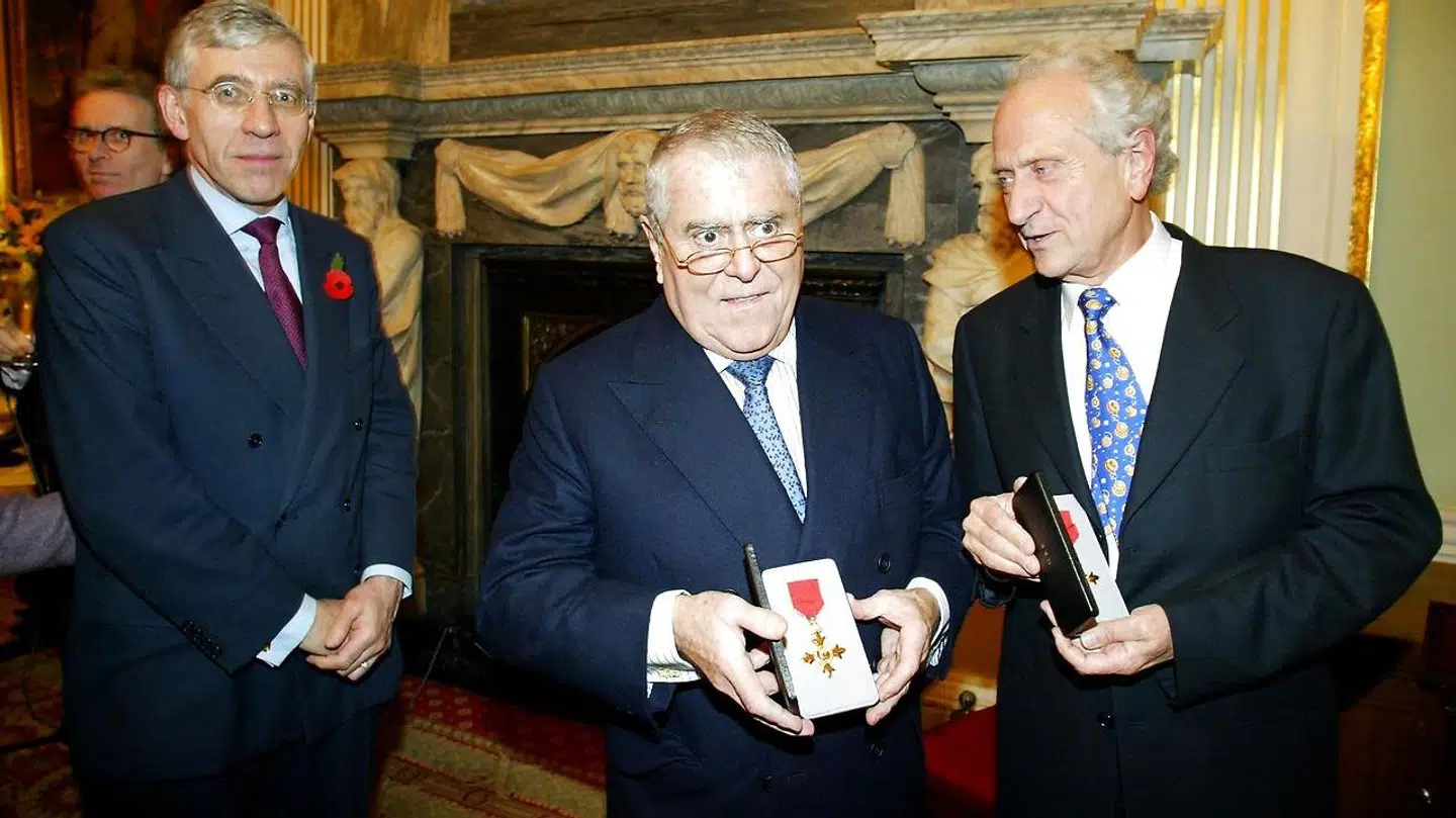 Her ses Albert Roux (i midten) sammen med Michel Roux, da de fik overrakt en hædersorden.