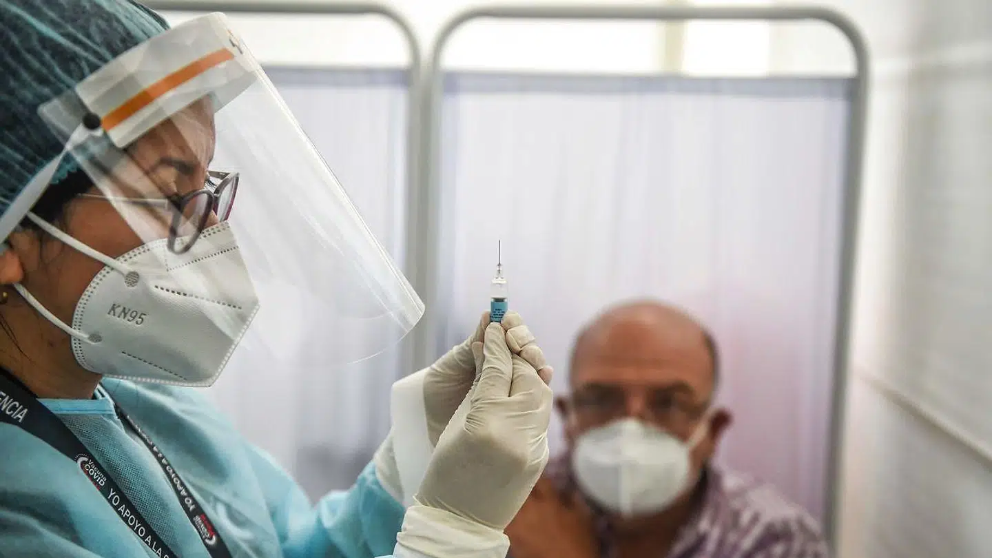 Den kinesiske Sinopharm vaccine, som her gives til manden på billedet i Lima, vurderes at være 79 pct. effektiv.