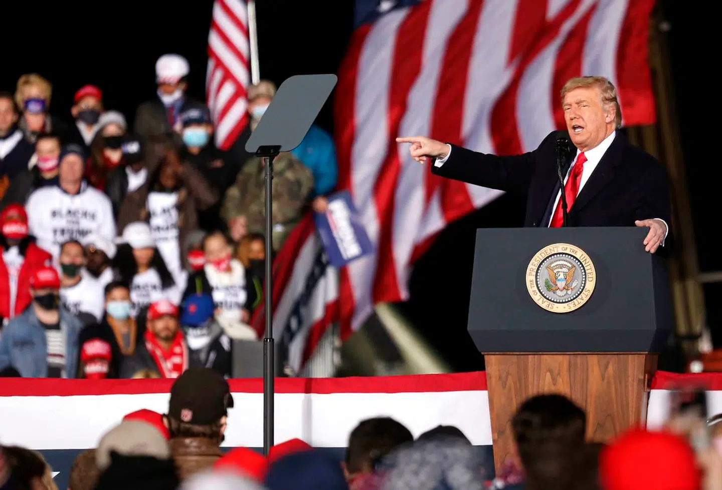 Donald Trump deltog natten til tirsdag dansk tid i et vælgermøde til fordel for den republikanske kandidat, Kelly Loeffler. Ved den lejlighed mere end antydede han igen, at demokraterne snød sig til valgsejren i november.