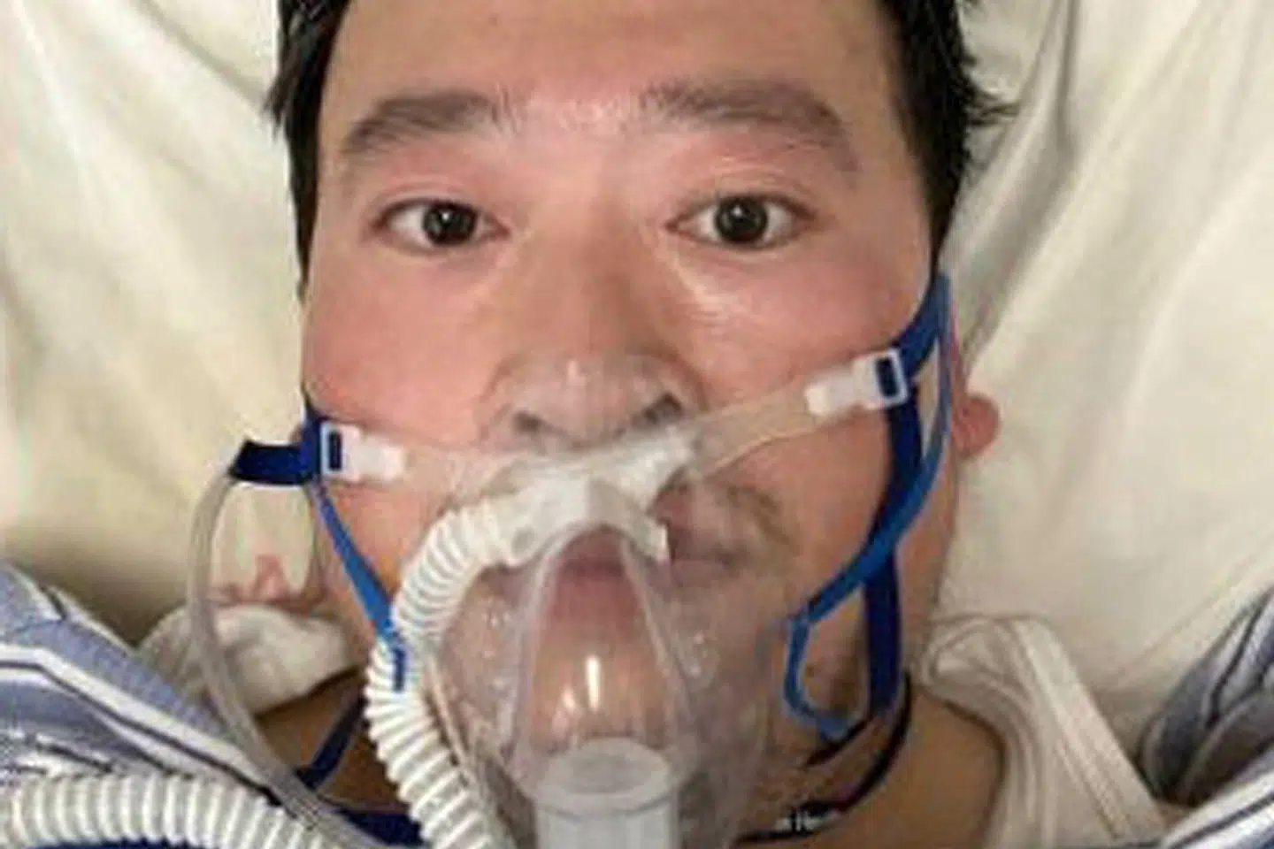 Den kinesiske læge Li Wenliang, der var en af otte kinesiske læger, der forsøgte at varsko de kinesiske myndigheder om udbruddet af det, vi nu kender som coronavirruset, i Wuhan, er torsdag afgået ved døden. For to dage kunne CNN fortælle, at Li Wenliang selv var blevet smittet. (Arkivfoto) Li/Ropi/Ritzau Scanpix