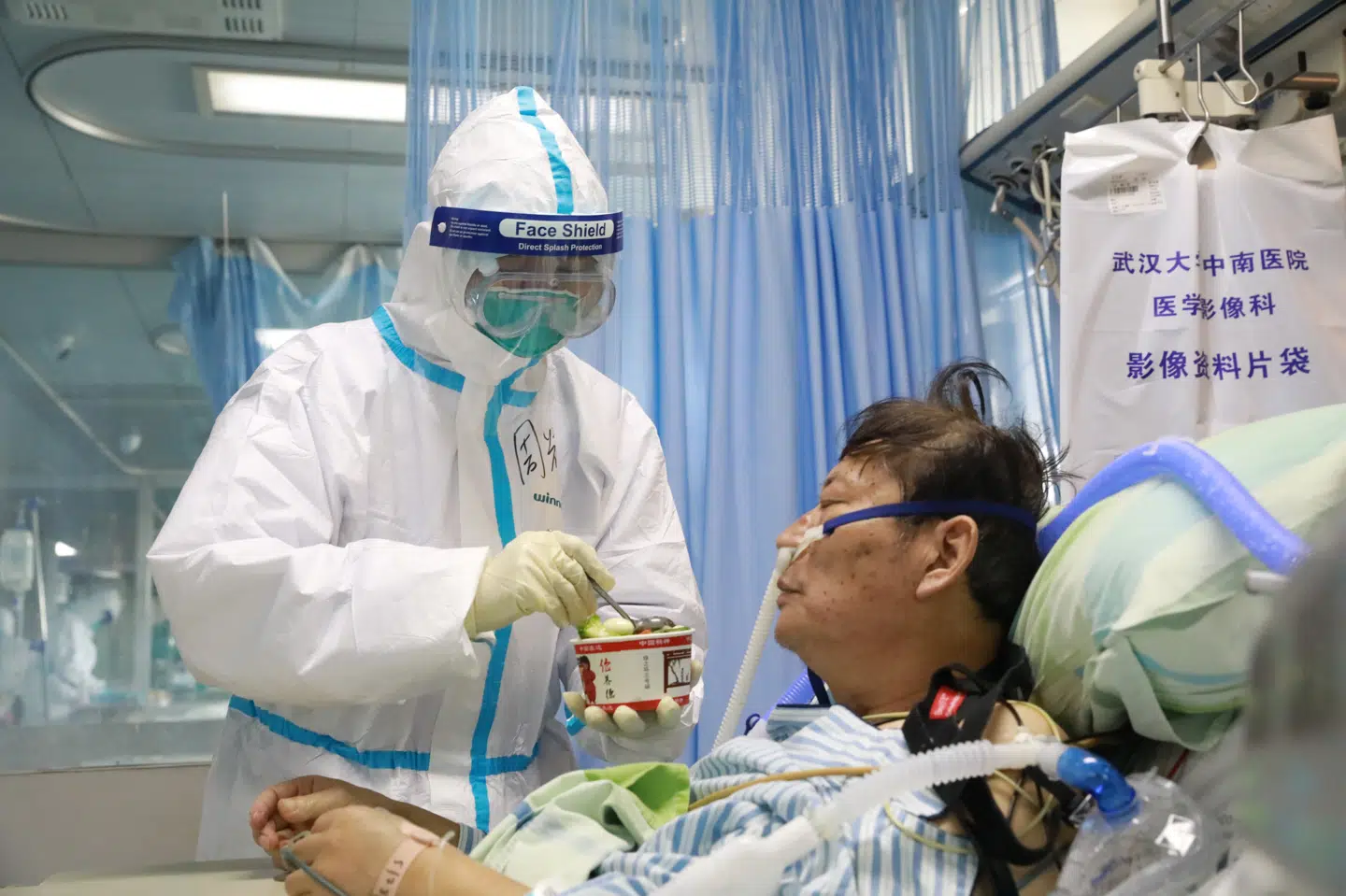 Langt størstedelen af de personer, der er blevet smittet med coronavirusset, befinder sig i den kinesiske millionby Wuhan i Hubei-provinsen, hvor virusset har sit epicenter. Her ses en sygeplejerske i beskyttelsesdragt, der behandler smittede på universitetshospitalet i Wuhan. China Daily/Reuters