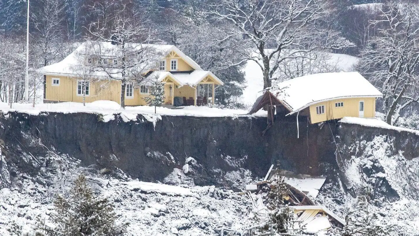 Mange huse røg med jordskeddet, og flere familier står nu uden hjem.