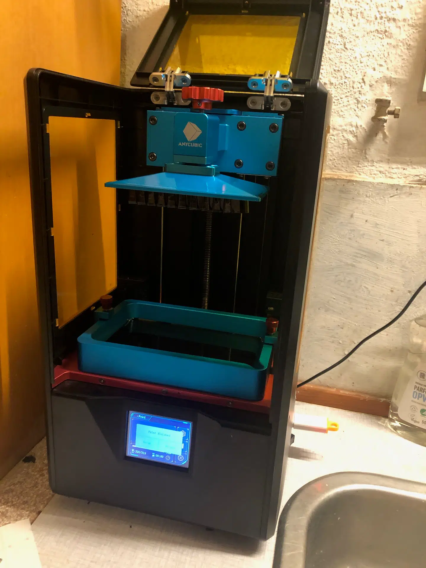 Der er nok ikke så mange teenagere, som har sin egen 3D-printer på værelset. Men det har Valdemar Rønn Cross, som har udviklet sin idé om en næseclips til et færdigt produkt på maskinen.Foto: Privat