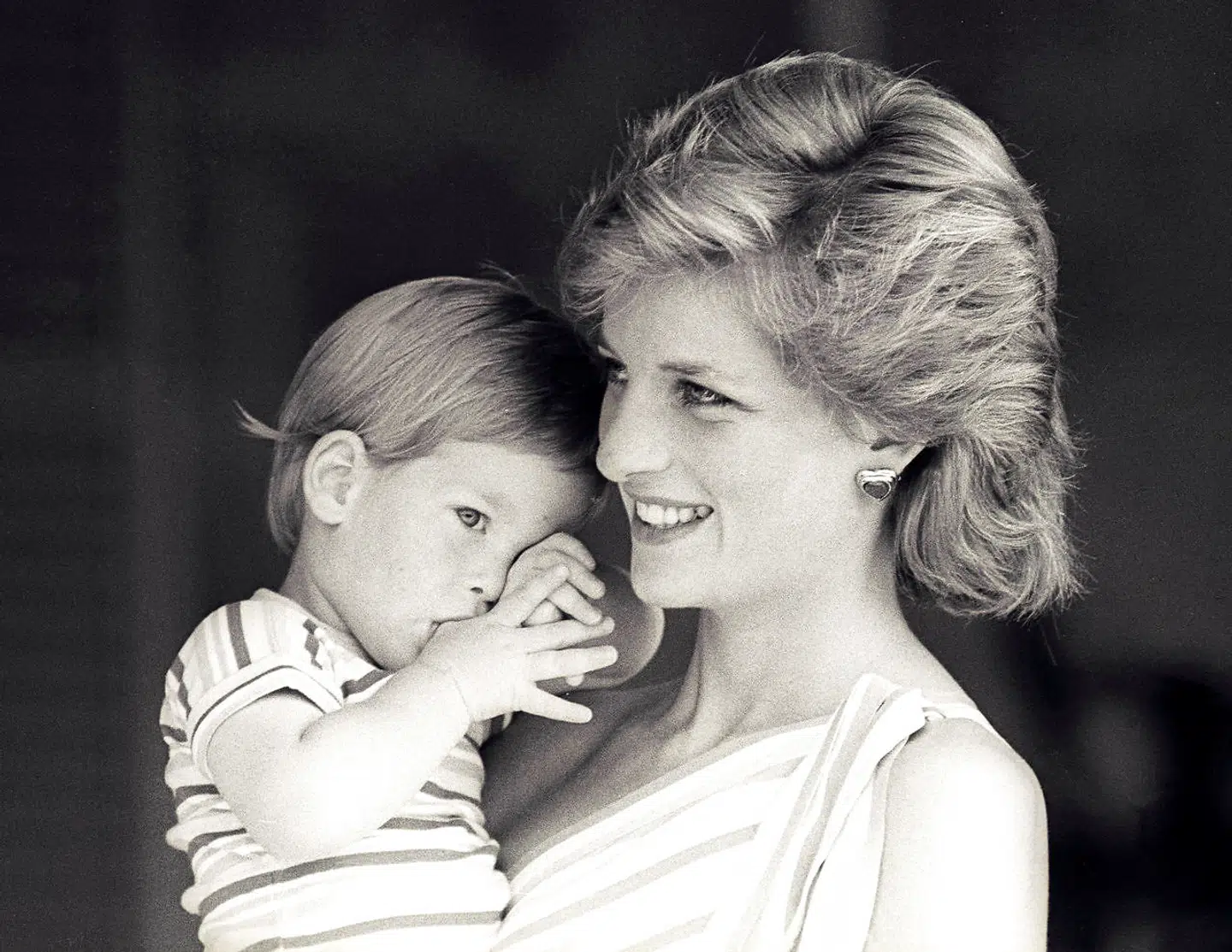 Prinsesse Diana og sønnen, prins Harry, afbilledet sammen under en ferie i Spanien i 1988. REUTERS/Hugh Peralta/File Photo