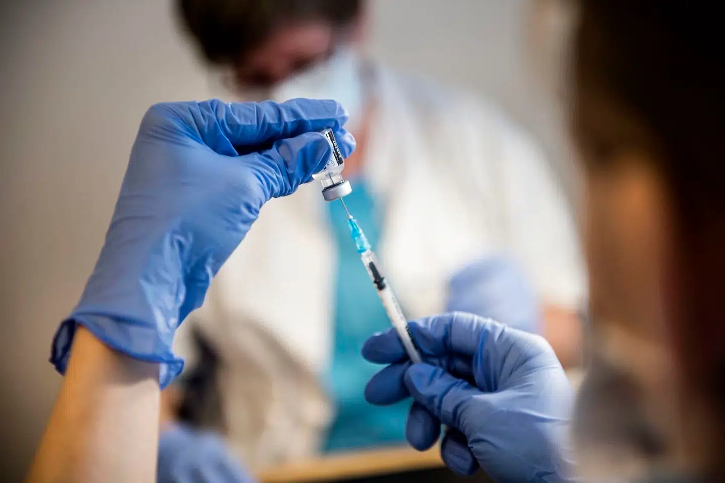 Covid-vaccination af beboere og ansatte på en række plejehjem i Svendborg Kommune søndag den 3. januar 2021. Stenstrup Plejecenter. Storbritannien giver anden dose af coronavaccinen efter 12 uger i stedet for de anbefalede tre. Det sker for at vaccinere flere. Danmark afventer erfaringer. Det skriver Ritzau, søndag den 3. januar 2021.. (Foto: Tim Kildeborg Jensen/Ritzau Scanpix)