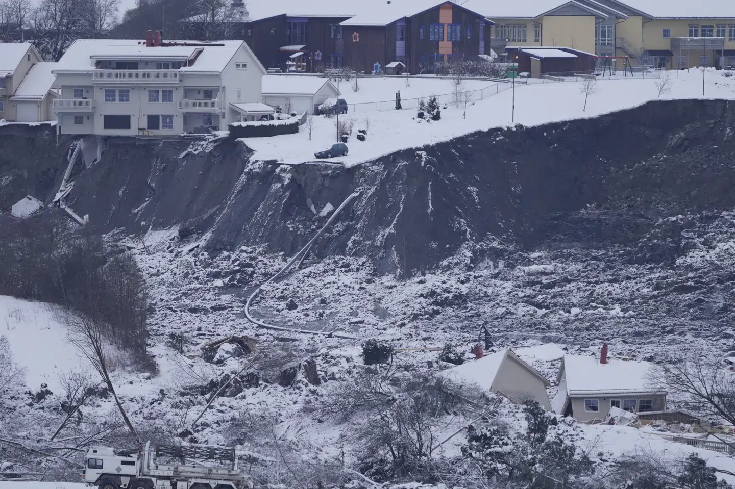 Tidligere tirsdag var redningsmandskab nødt til midlertidigt at indstille søgningen efter mennesker i skreddet, fordi der skete et nyt, mindre skred. Ingen kom noget til. - Foto: Gorm Kallestad/Ritzau Scanpix