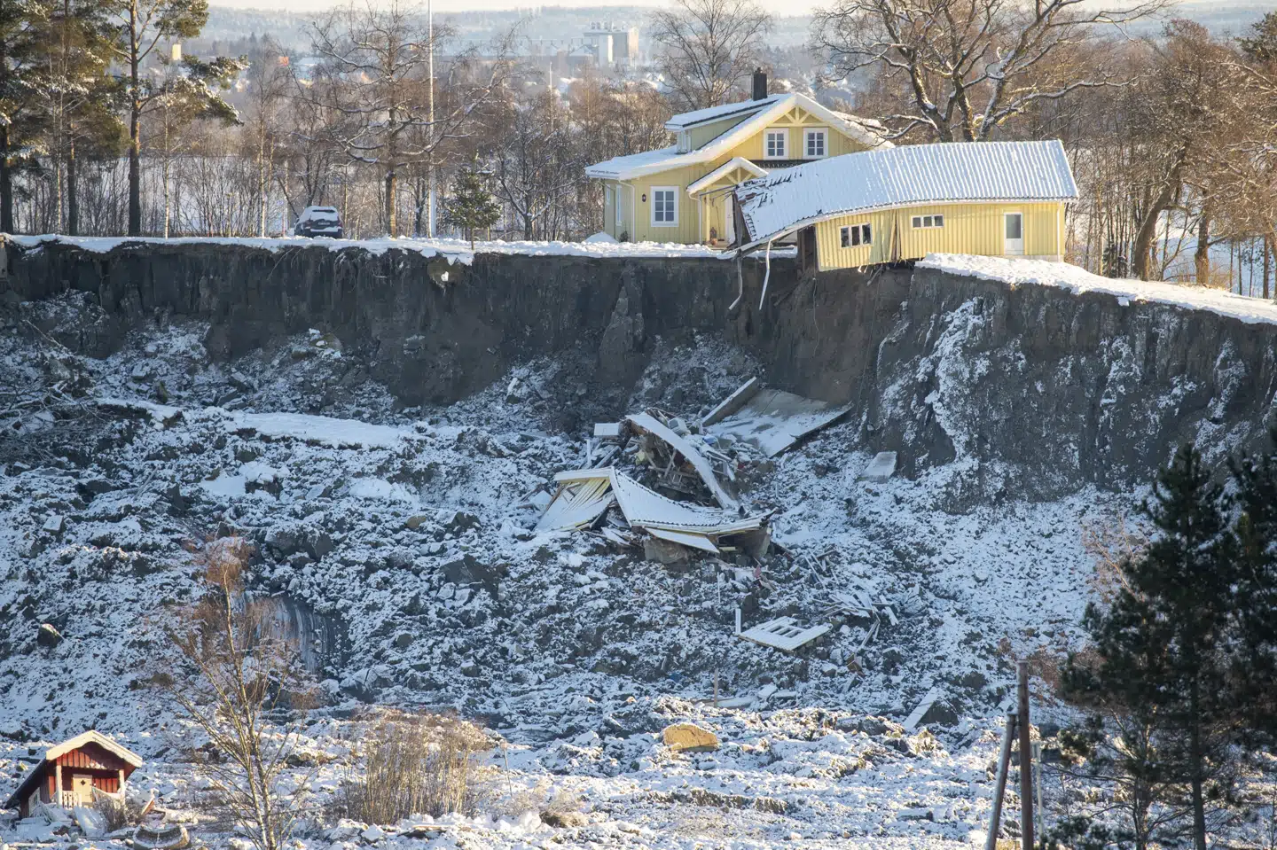 Mens redningsmandskab tirsdag formiddag fortsatte eftersøgningen efter savnede efter det store jordskred i den lille by Ask nordøst for Oslo, skete der pludselig et nyt mindre jordskred. Terje Pedersen/Ritzau Scanpix