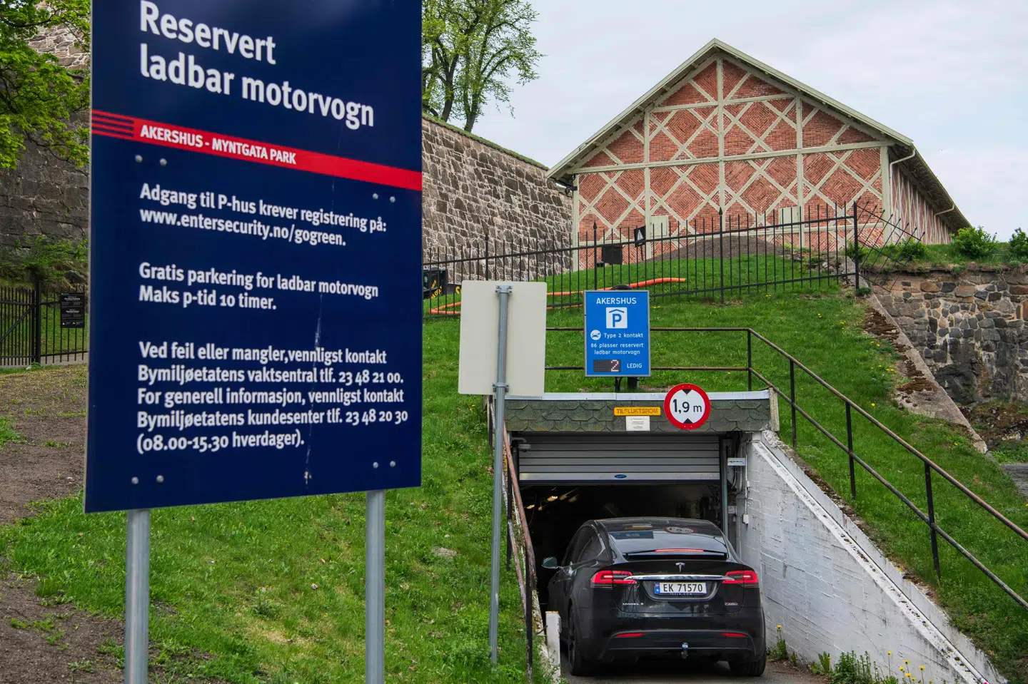 Salget af elbiler i Norge oversteg i 2020 salget af biler, som har benzin- eller dieselmotorer - eller hybridmotorer. Nye data viser også, at de tyske Volkswagen-fabrikker har overtaget pladsen fra Tesla, som den største producent af batteridrevne køretøjer til Norge. Jonathan Nackstrand/Ritzau Scanpix