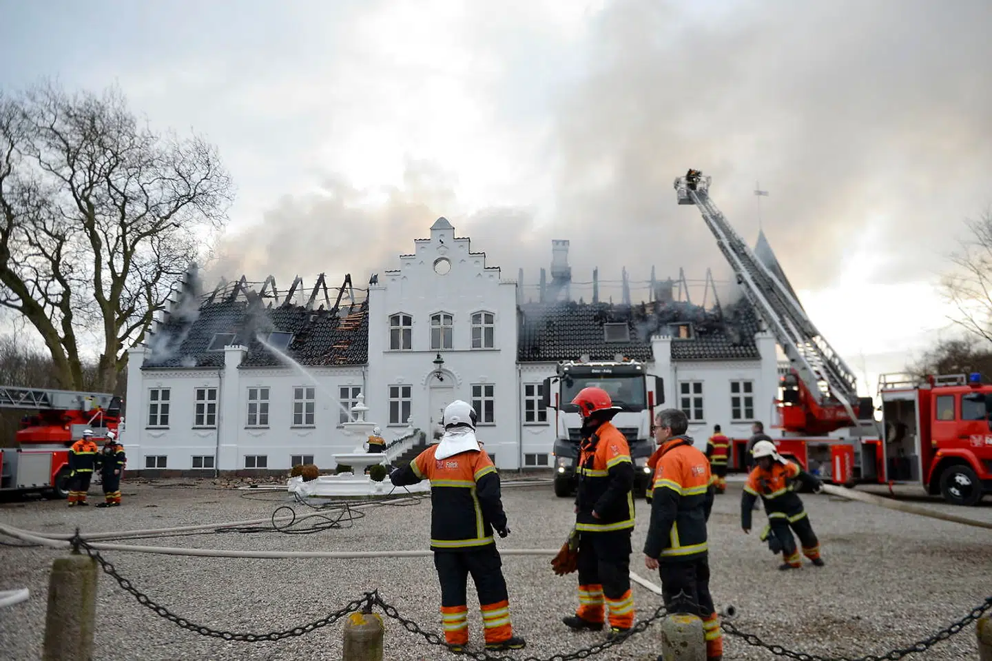 Bjørnemose Gods ved Svendborg er mandag blevet udsat for en voldsom brand.